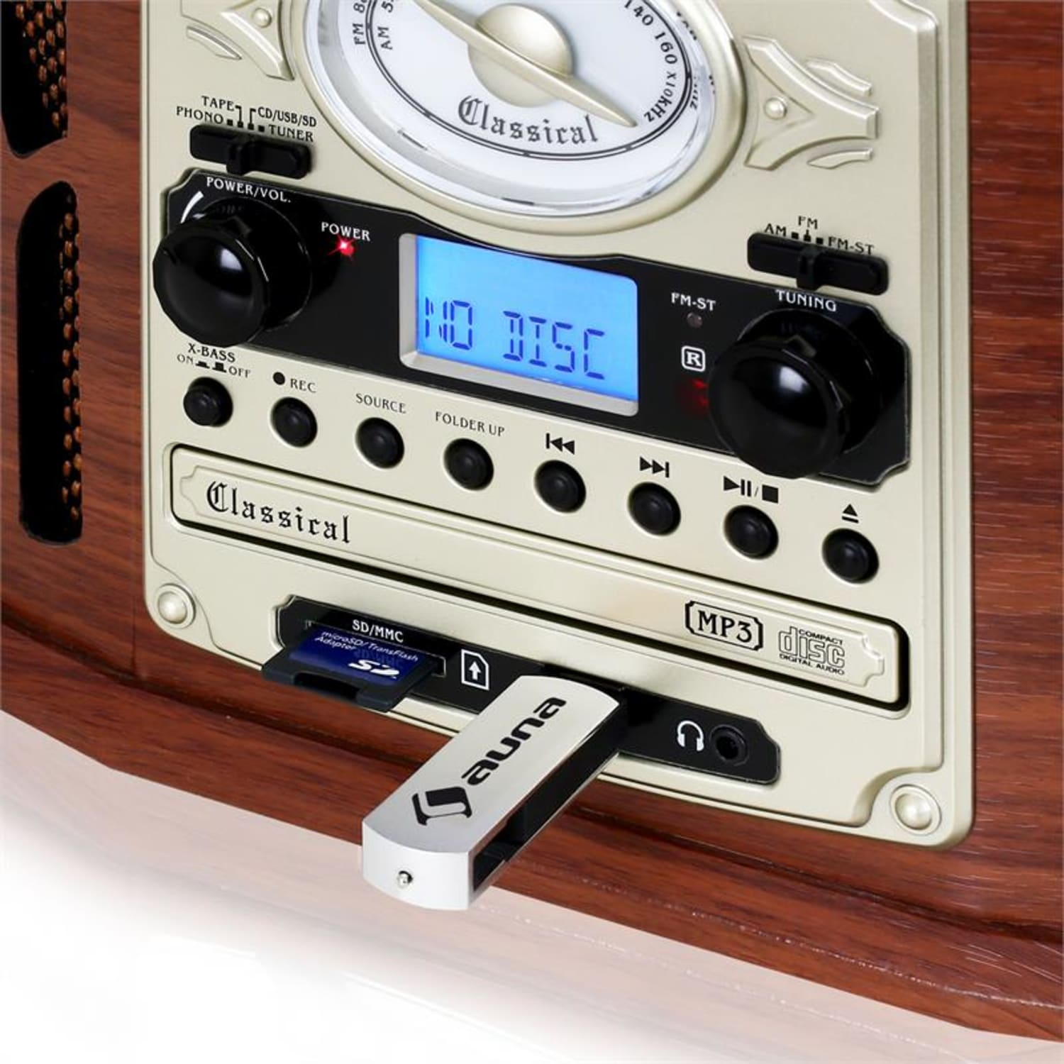 Ein Radio im Vintage-Stil mit digitaler Anzeige "NO DISC" und einem eingesteckten USB-Stick.