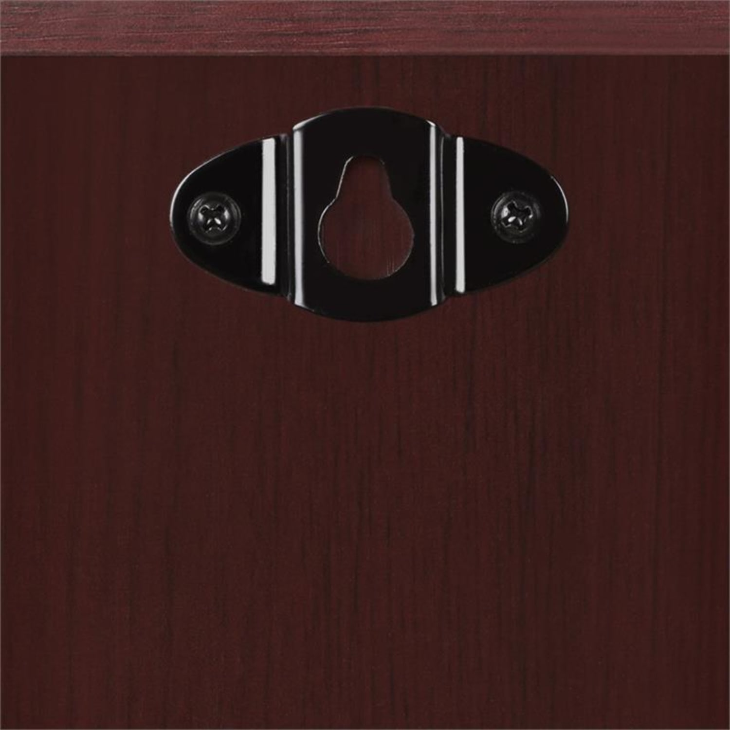 Eine schwarze Metallhalterung mit Schlüsselloch und zwei Schrauben ist an Holz befestigt.