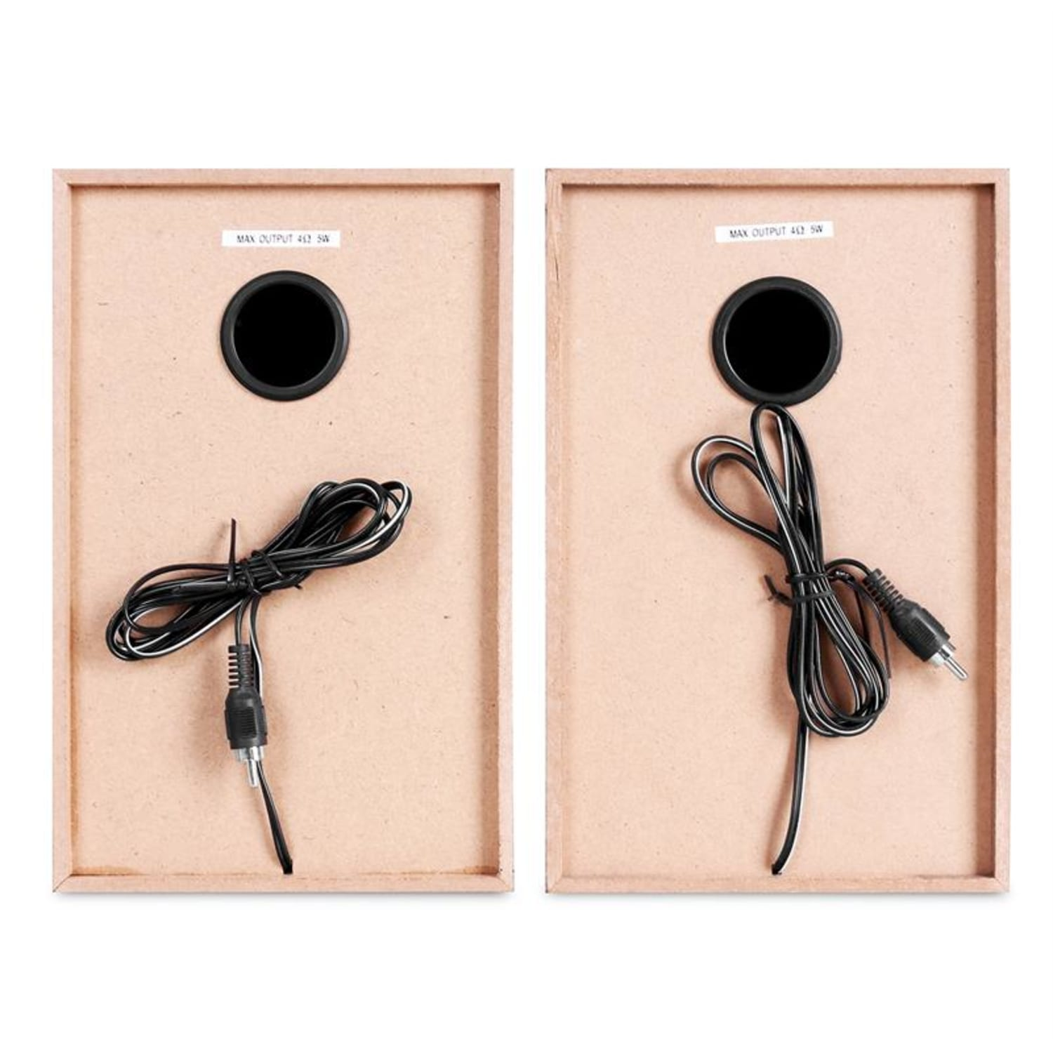 Rückseite von zwei Lautsprechern. Kabel und schwarze Löcher. Weißer Hintergrund.