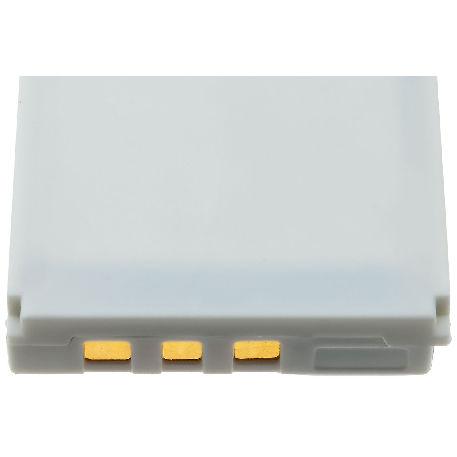 Batería de teléfono blanca con contactos dorados. La batería es rectangular.