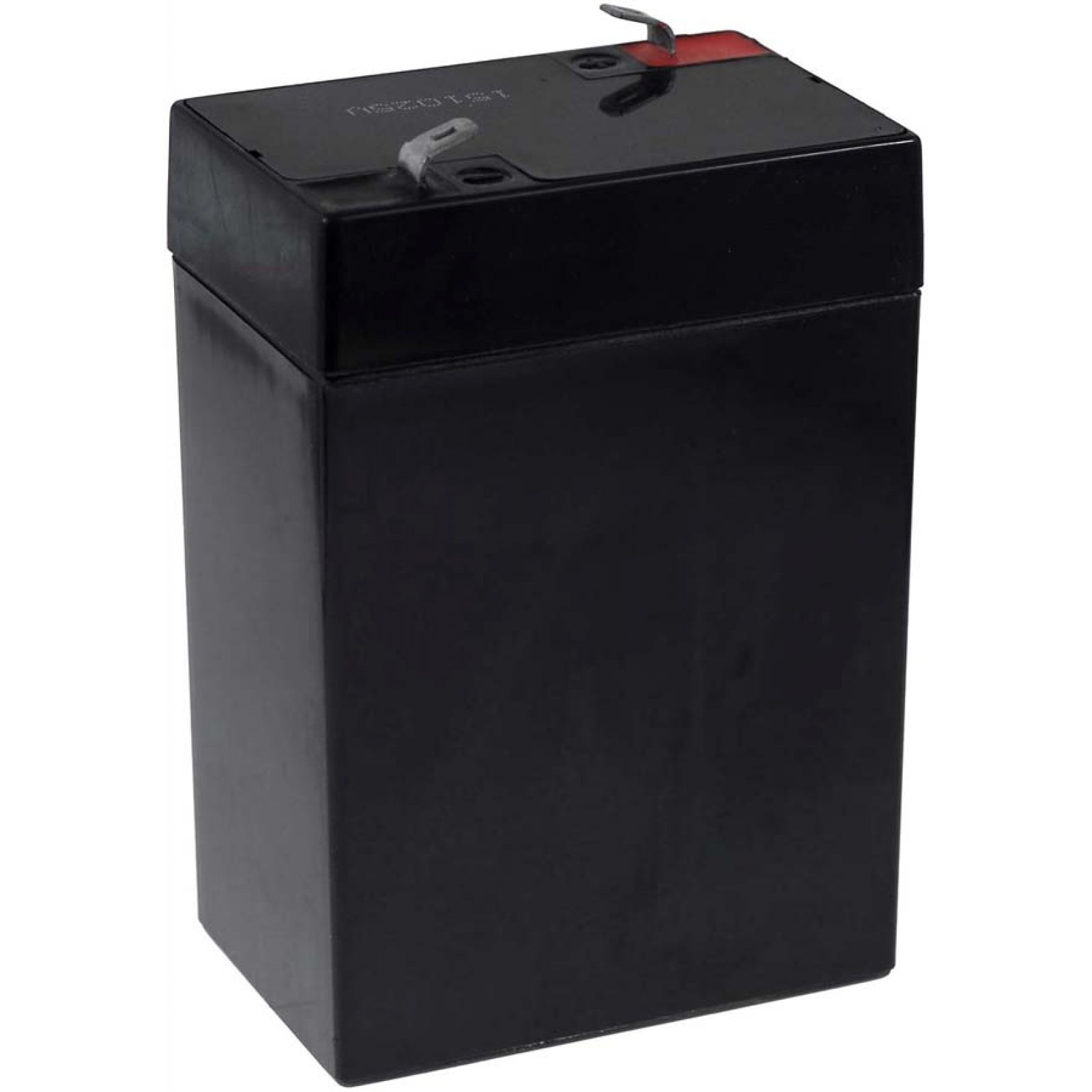 Una batería rectangular negra con un conector rojo y metálico en la parte superior, sobre fondo blanco.