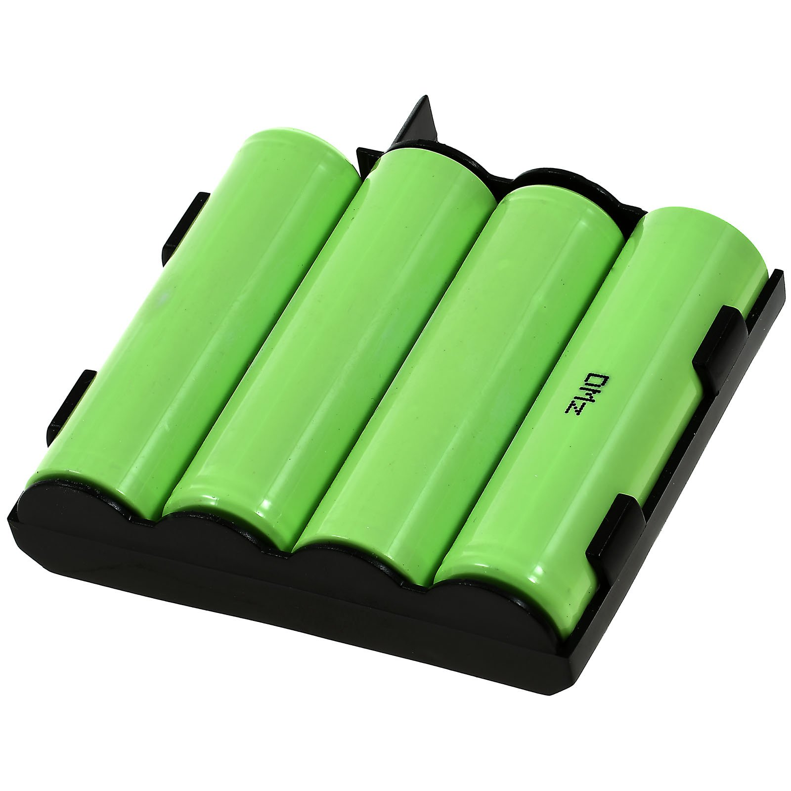 Vier grüne zylindrische Batterien in einem schwarzen Kunststoffhalter, isoliert.