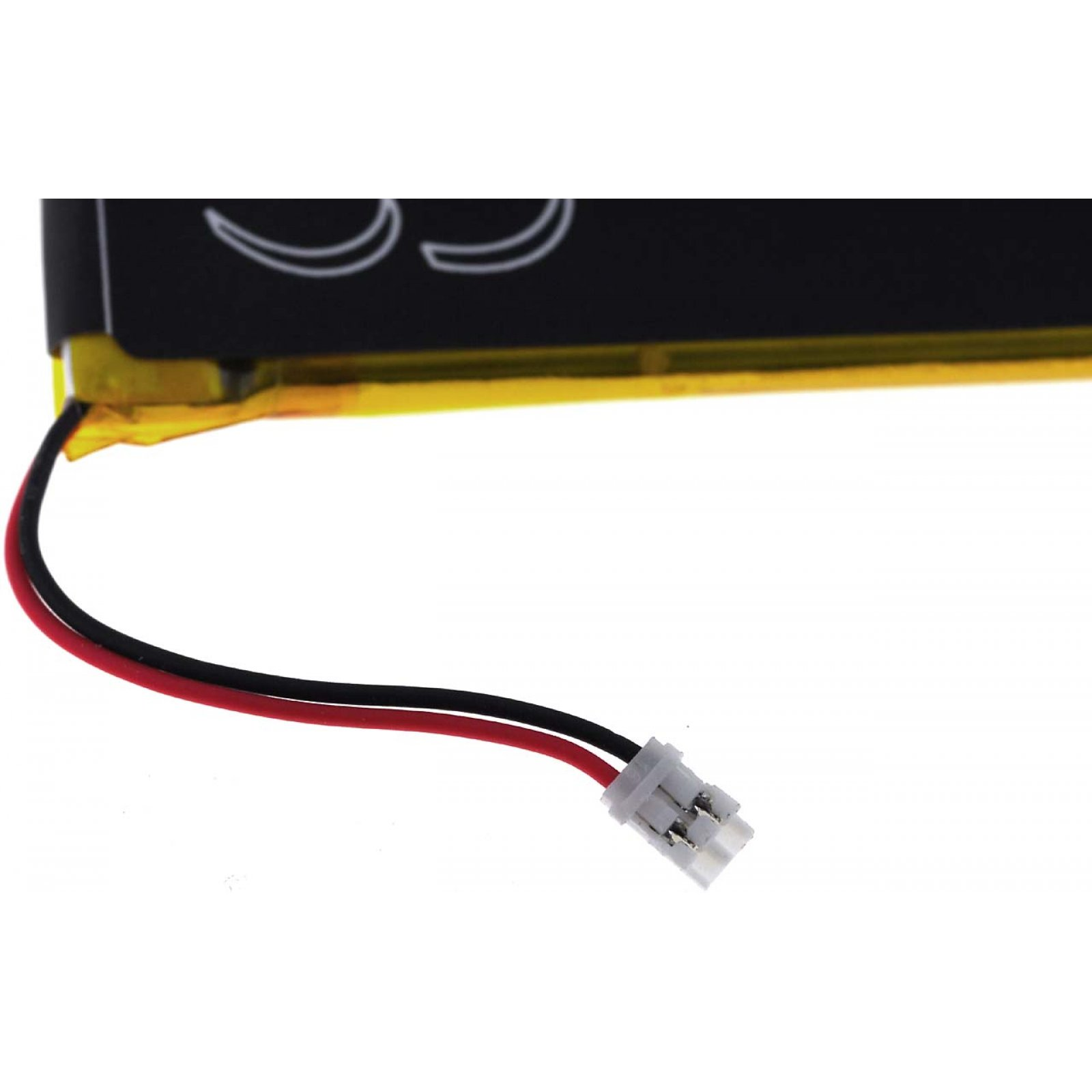 Un primer plano de un cable negro y rojo con un conector blanco, sobre un fondo blanco.