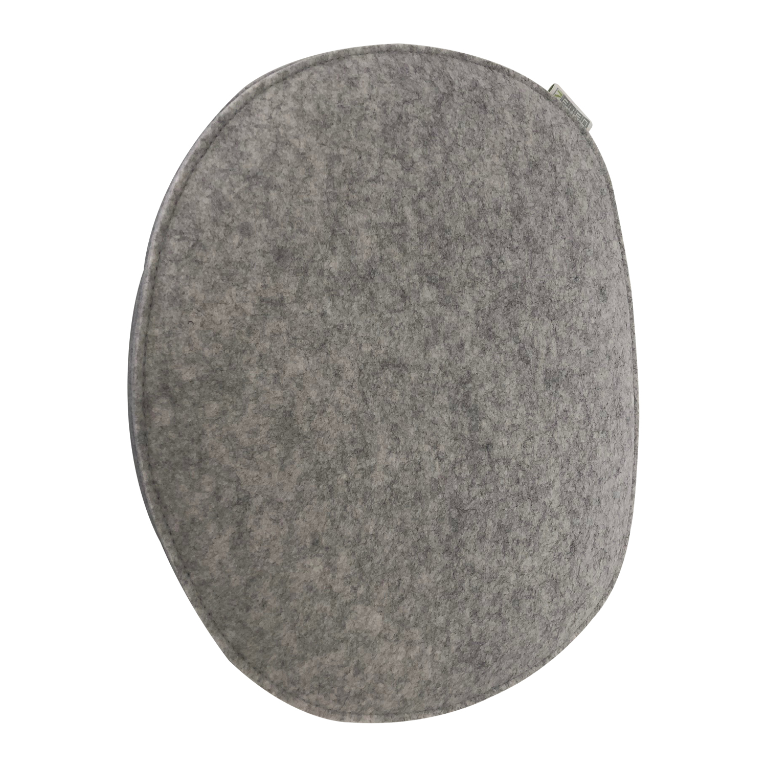 Ein graues Filz-Stuhlkissen, mit weißem Hintergrund. Das Kissen ist oval geformt.