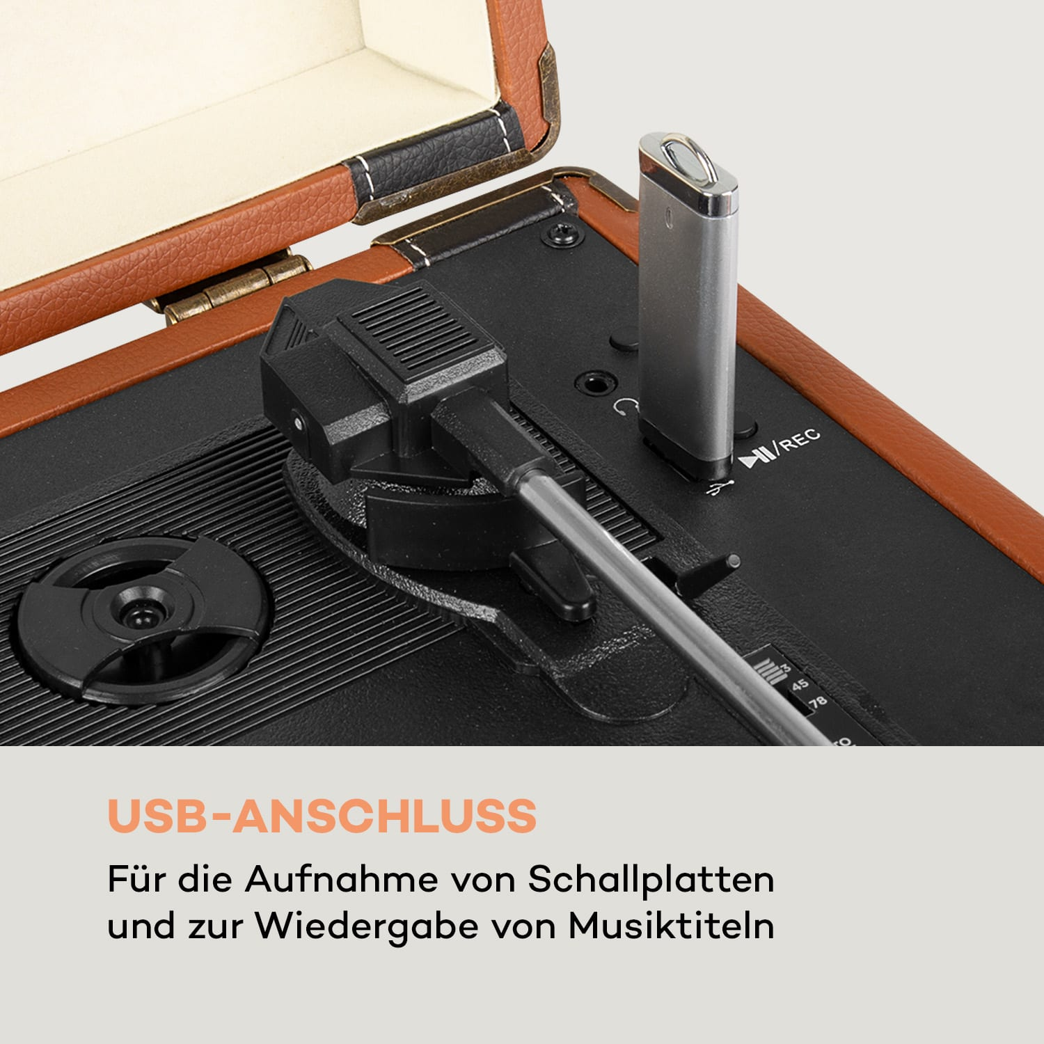Nahaufnahme eines Plattenspielers mit USB-Anschluss. Text sagt, USB-Anschluss zum Aufnehmen.