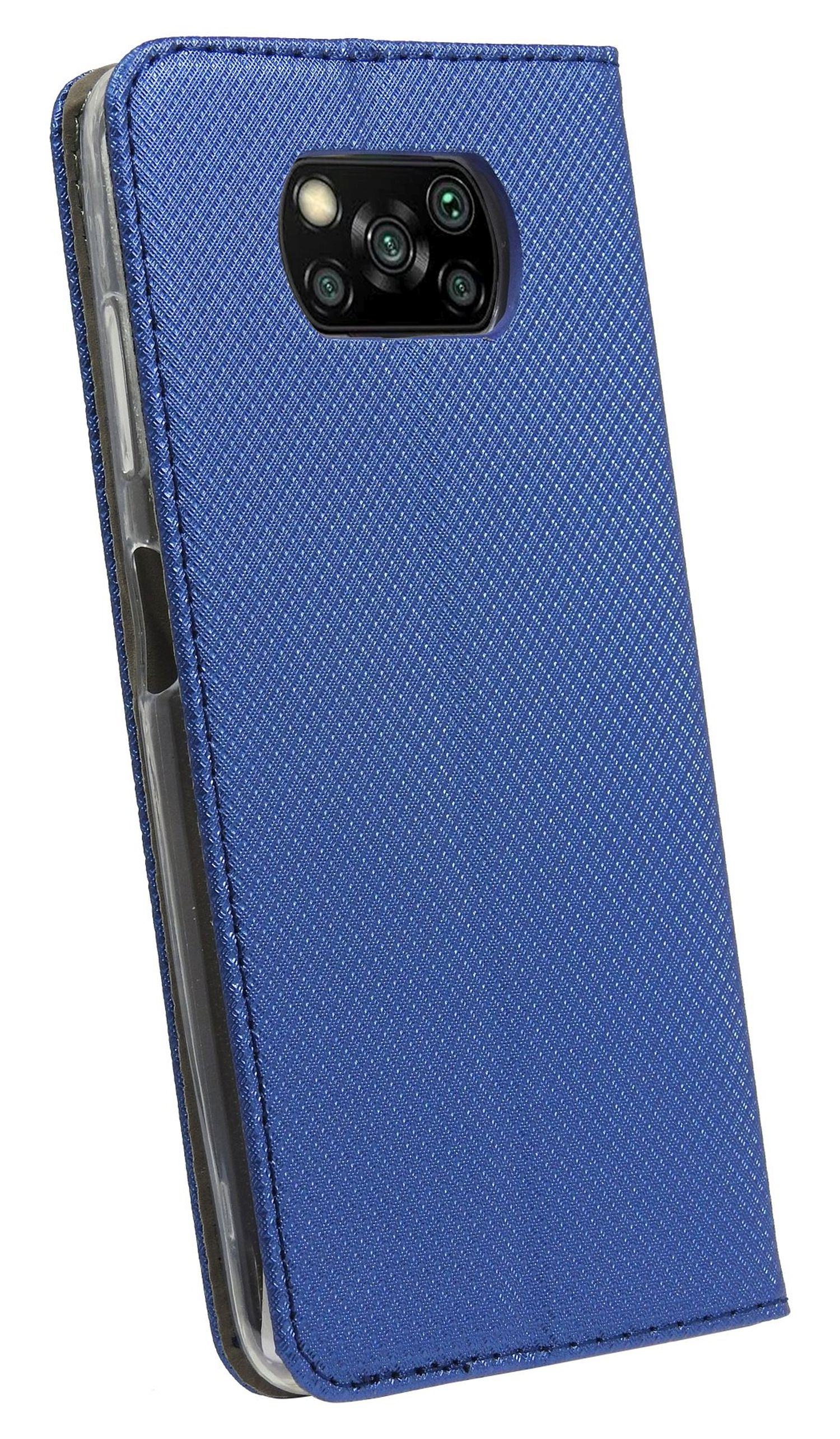 Blaue Handyhülle mit strukturiertem Muster. Das Telefon ist innen, die Kamera ist sichtbar. Weißer Hintergrund.