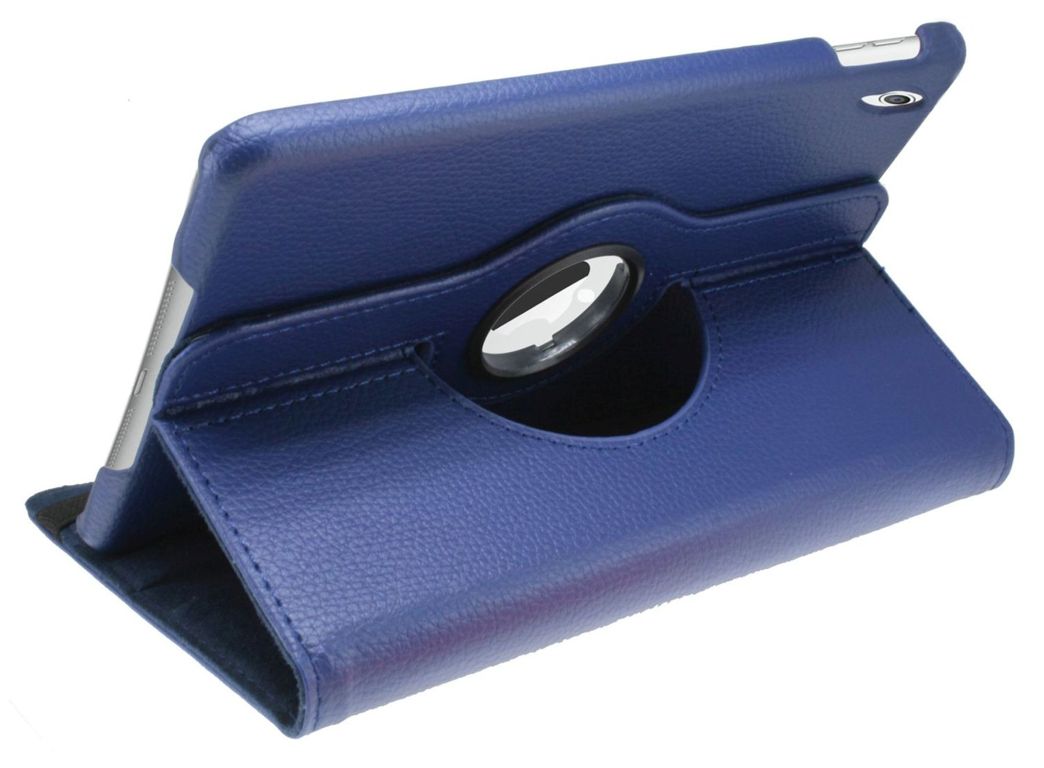 Blaue Leder-iPad-Hülle im Ständermodus. Es hat eine Drehfunktion und einen weißen Hintergrund.