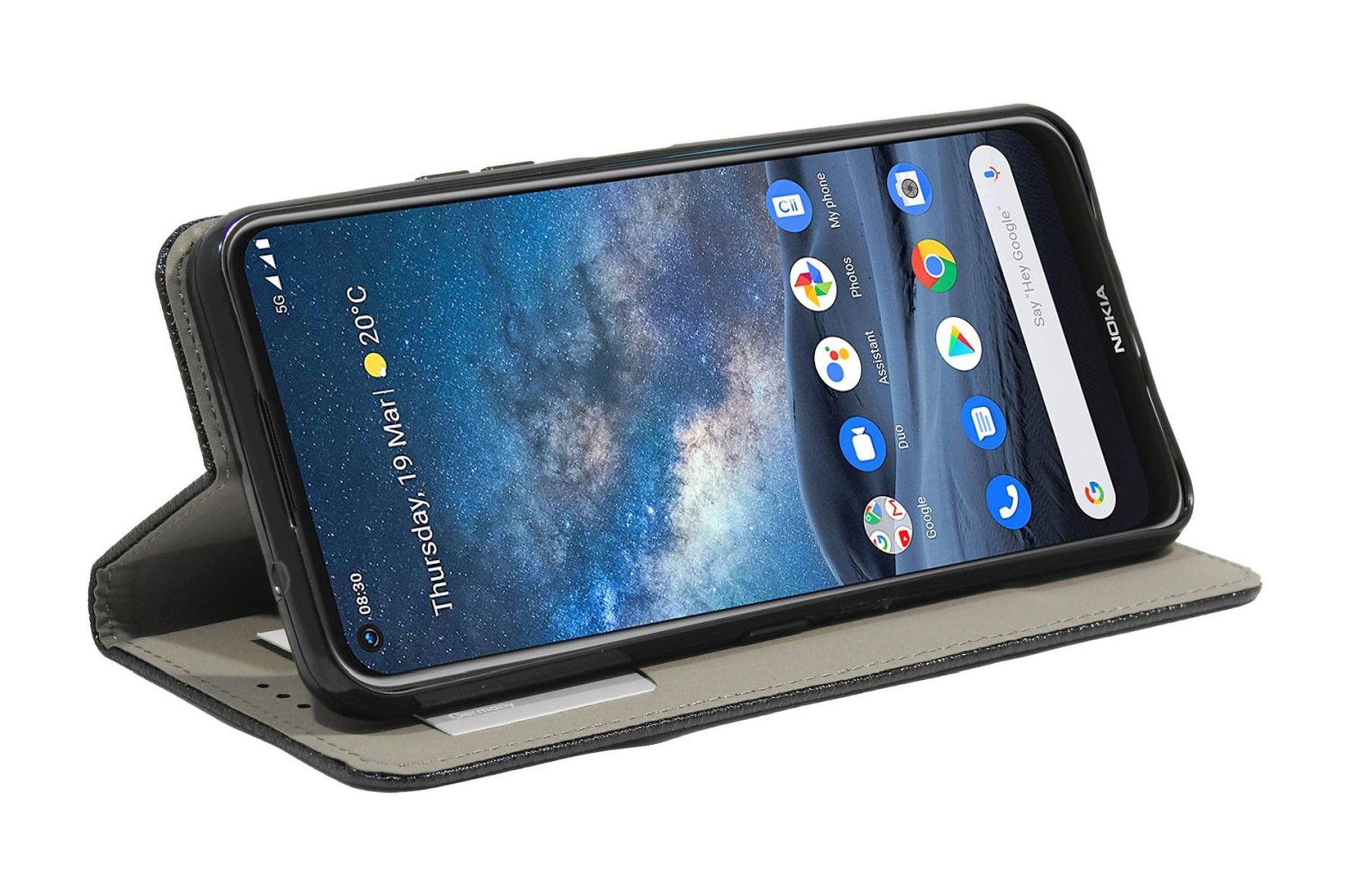 Smartphone in einer Hülle, der Bildschirm zeigt Uhrzeit und Datum, vor weißem Hintergrund.