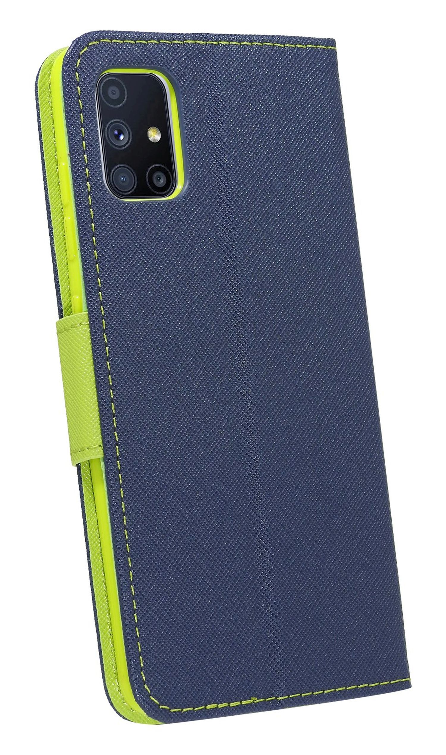 Blaue Handyhülle mit grünen Nähten und Akzenten. Das Telefon hat eine Kameraerhebung.