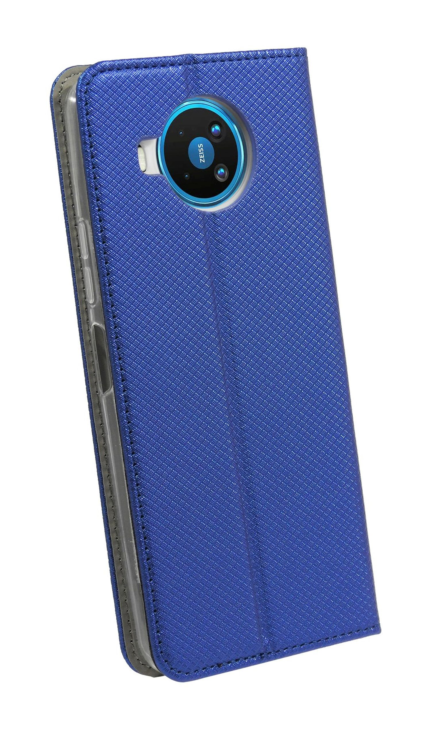 Eine blaue Handyhülle ist geöffnet und zeigt ein Telefon mit Dreifachkamera. Die Hülle ist lederartig.