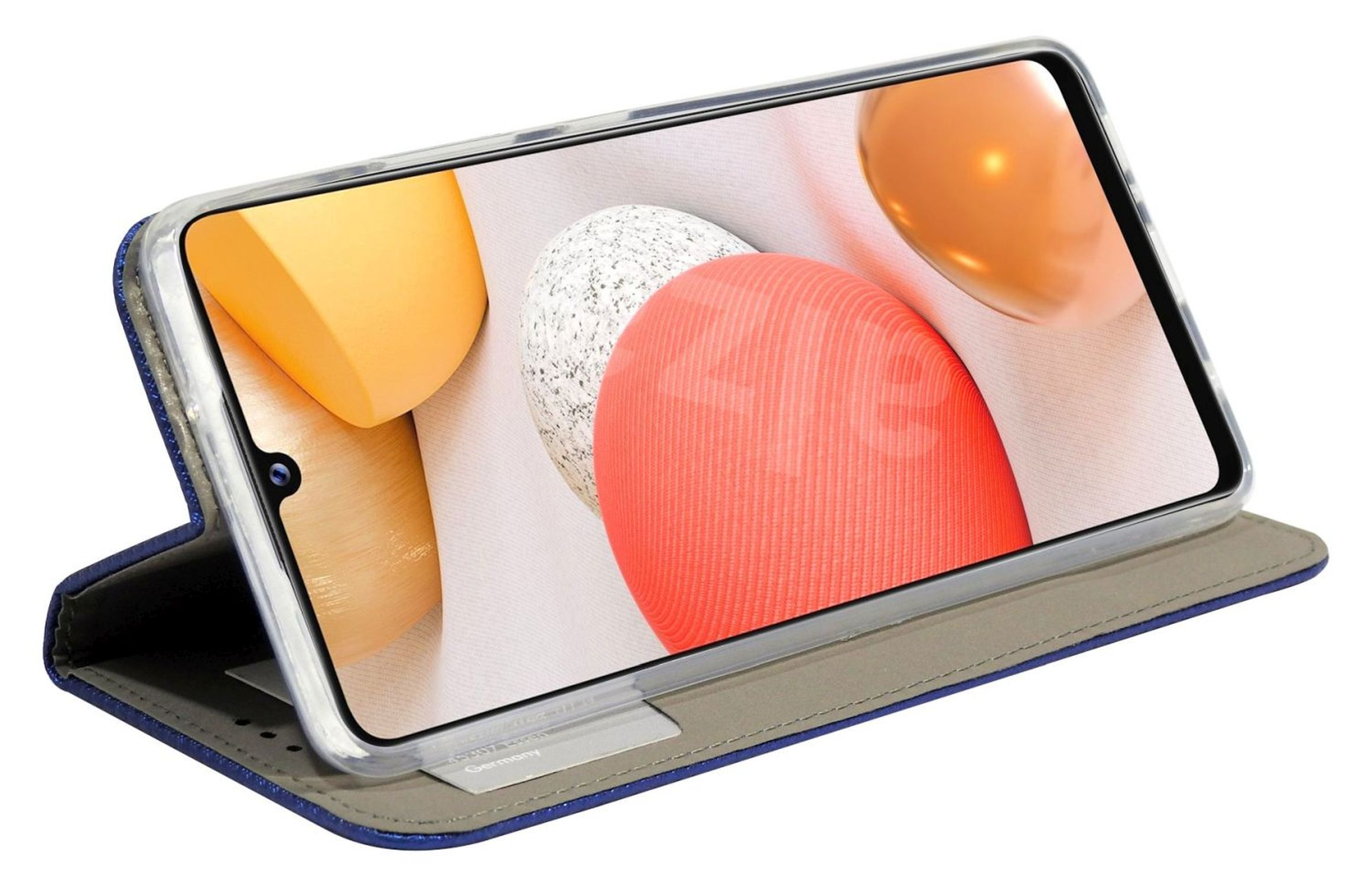 Eine blaue Handyhülle mit einem Telefon darin, das einen verschwommenen Hintergrund zeigt.