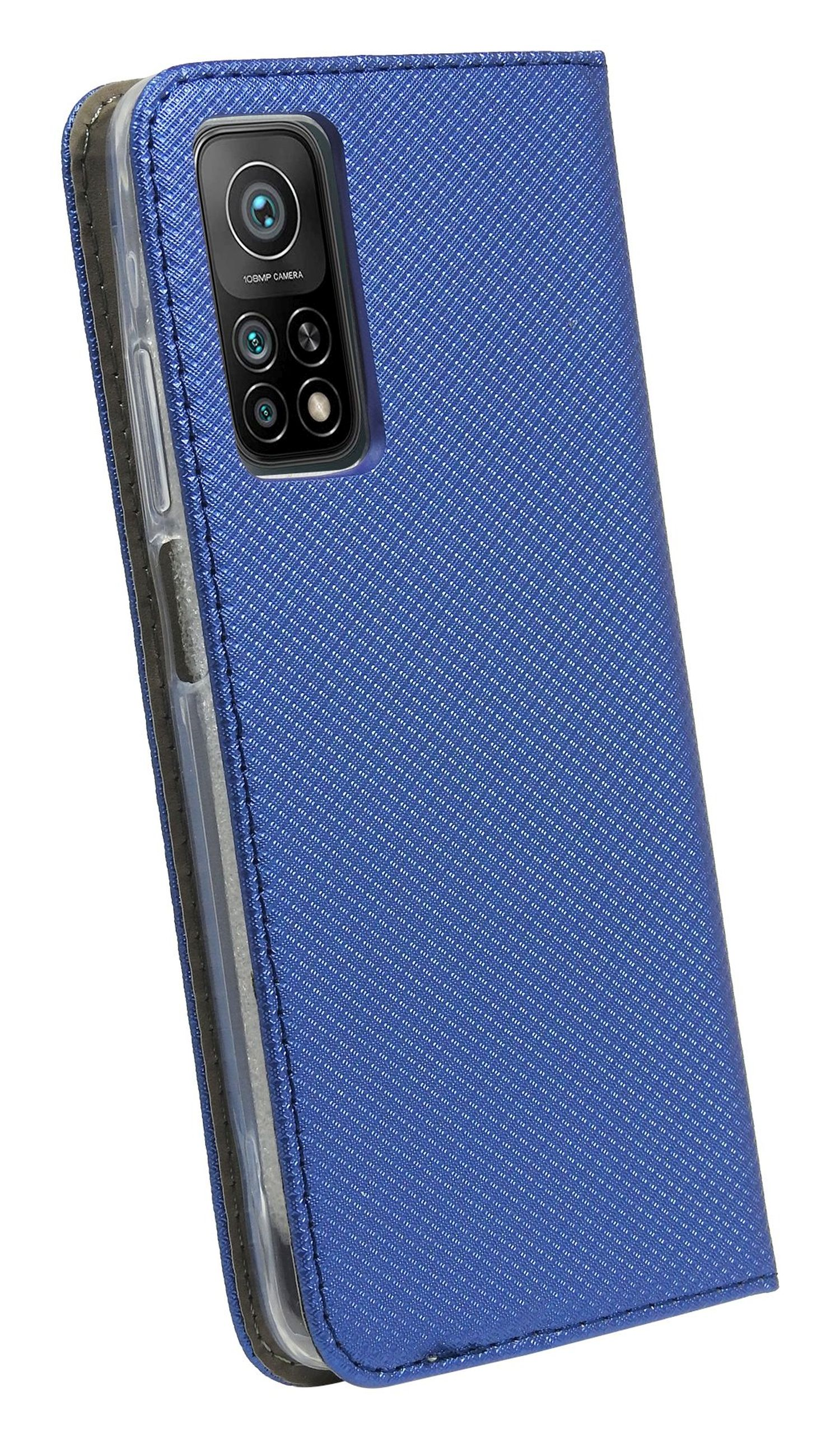 Blaue Handyhülle mit Kameraausschnitt und Telefon darin.