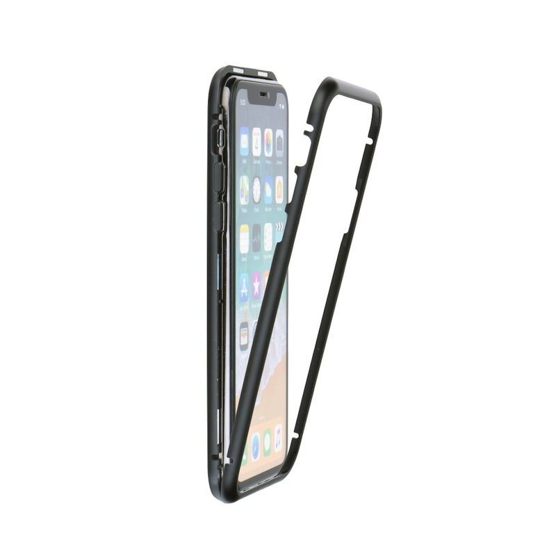 Ein Telefon mit schwarzer Hülle wird in einen schwarzen und transparenten Rahmen eingesetzt. Weißer Hintergrund.