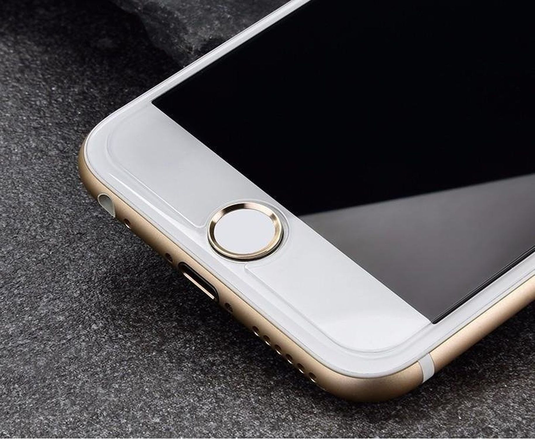 Nahaufnahme eines weißen und goldenen Smartphones mit Home-Button. Der Bildschirm ist schwarz und das Telefon abgewinkelt.