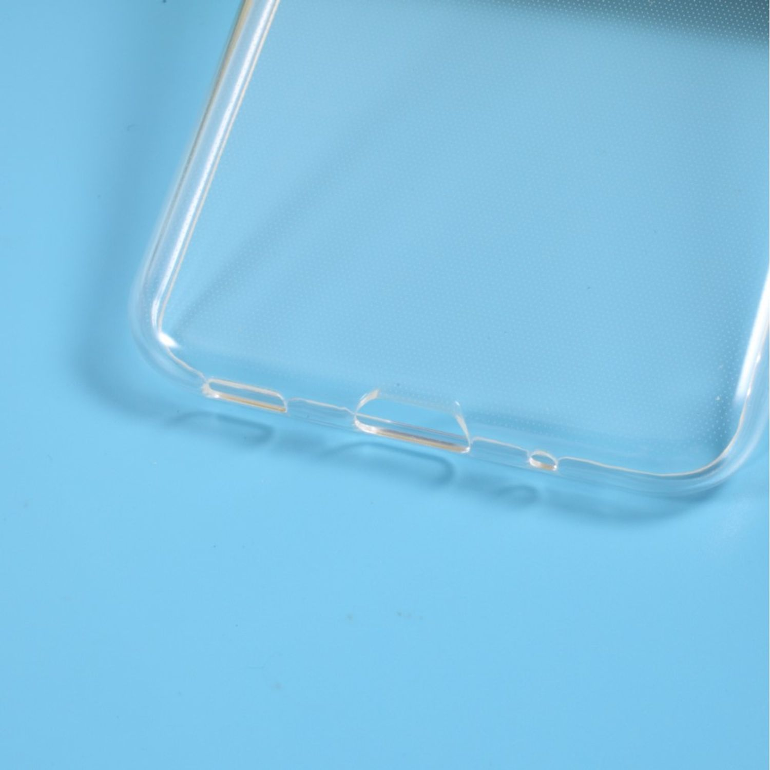 Transparente Handyhülle. Blauer Hintergrund. Die Hülle hat Aussparungen für Tasten und Anschlüsse.
