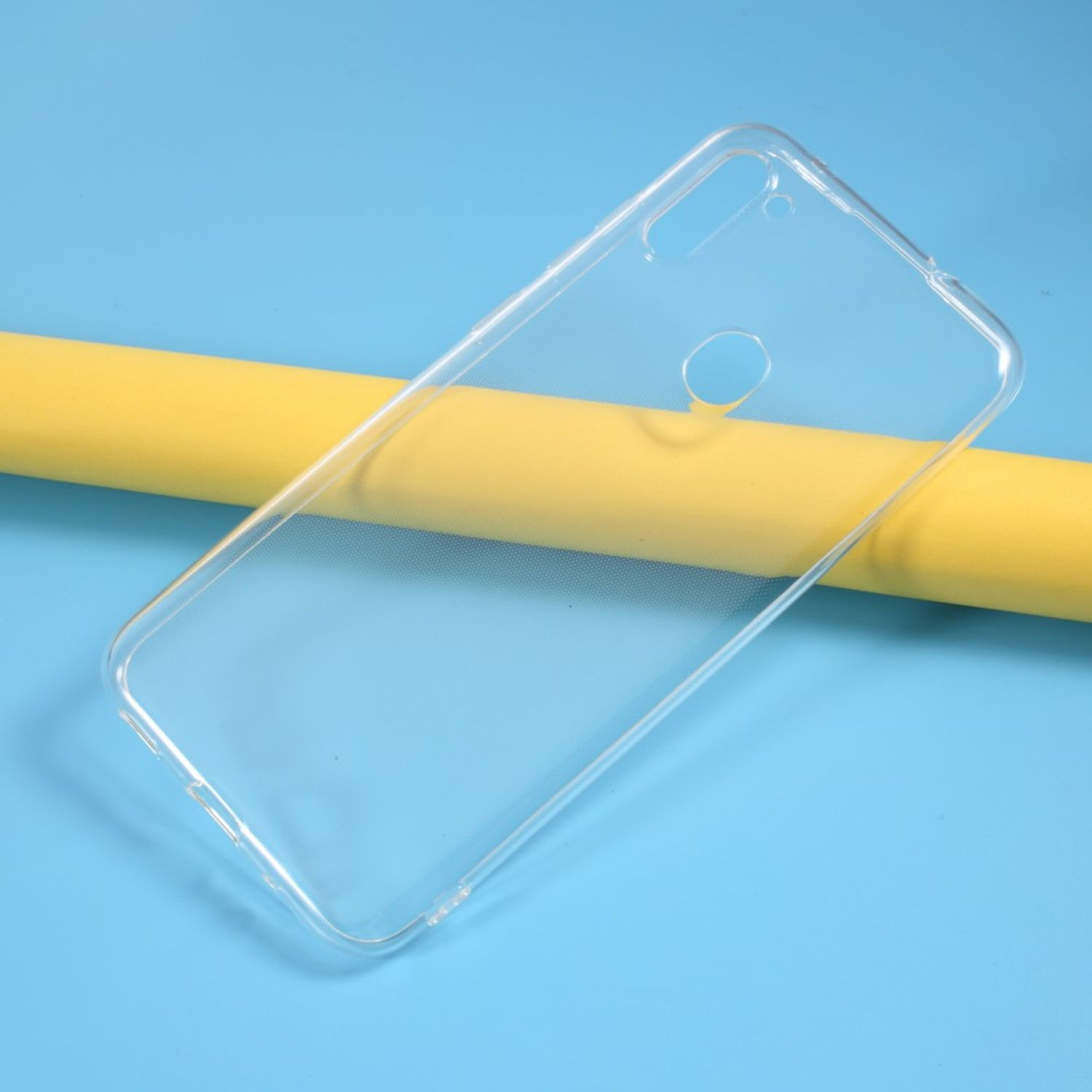 Eine transparente Handyhülle auf blauer Oberfläche, mit gelbem Papier im Hintergrund.