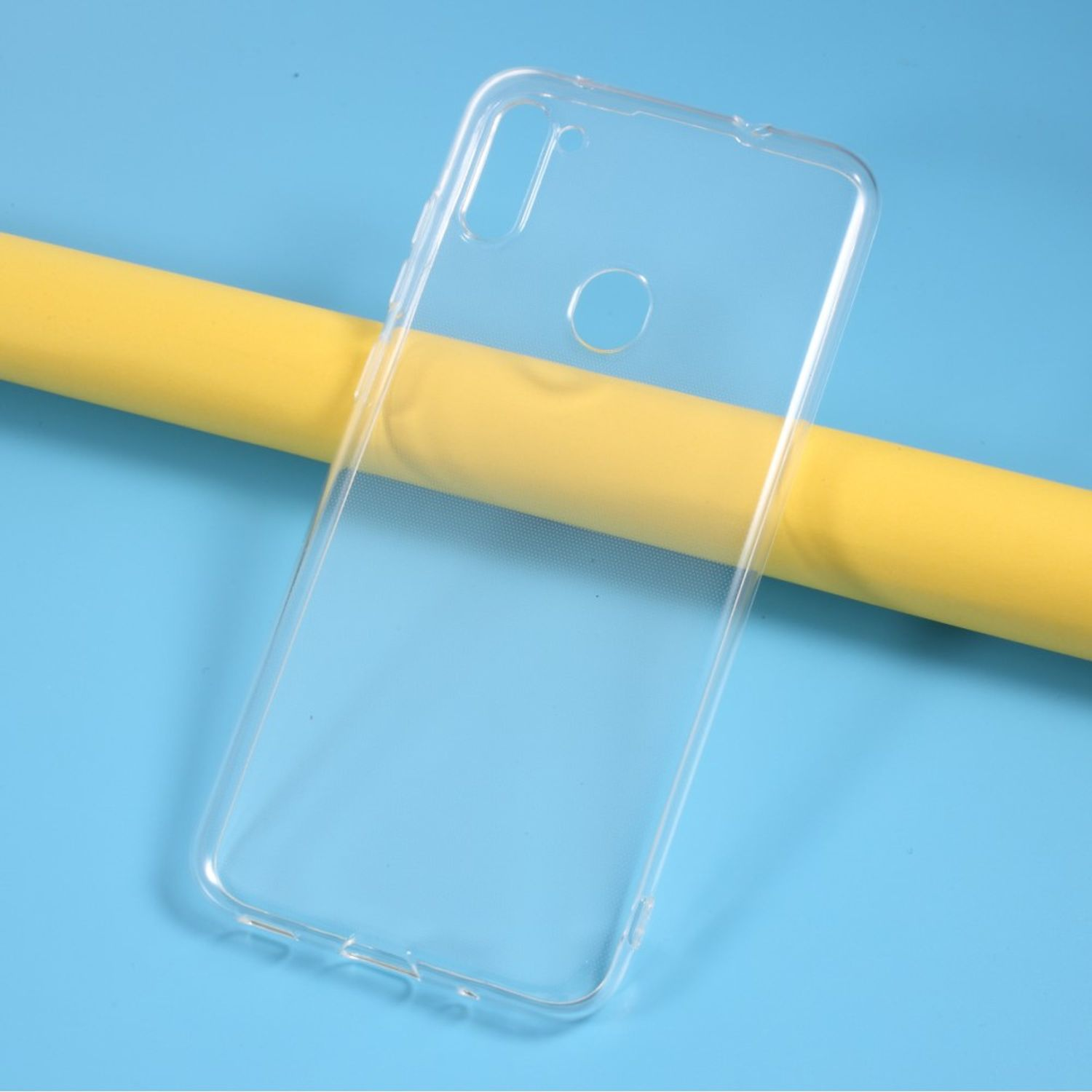 Transparente Handyhülle auf blauem und gelbem Hintergrund. Die Hülle hat ein Loch für die Kamera.