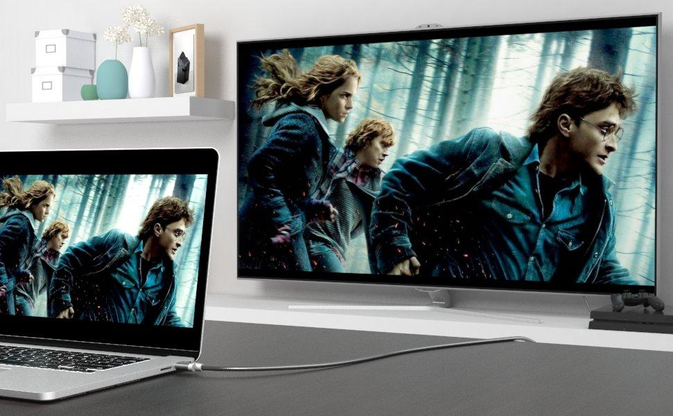 Laptop an TV angeschlossen, zeigt Filmszene.