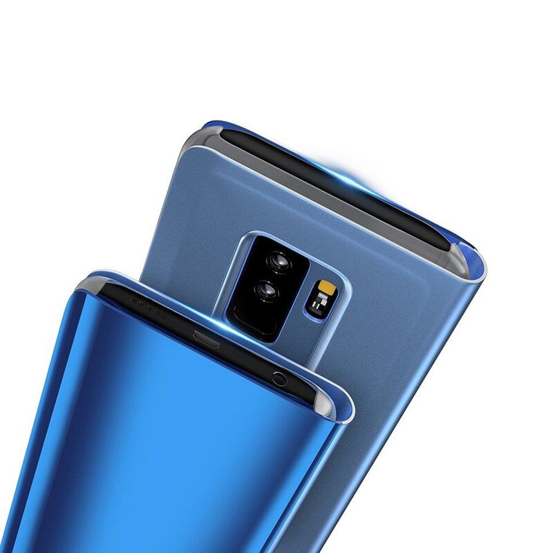 Zwei blaue Smartphones liegen übereinander. Der Bildschirm des oberen Geräts befindet sich links.