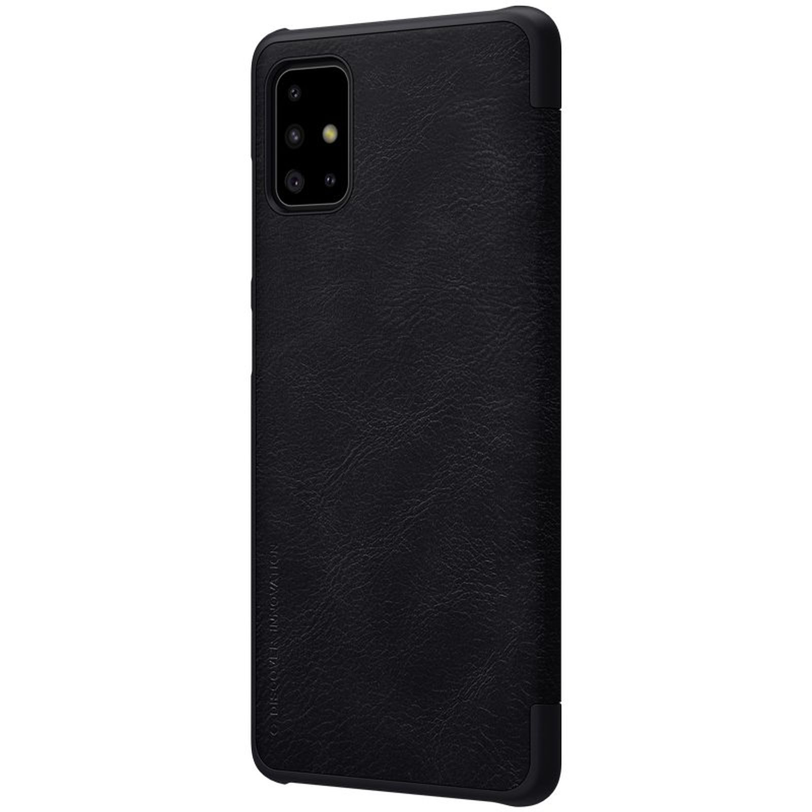 Eine schwarze Handyhülle mit lederähnlicher Textur und Kameraausschnitt.