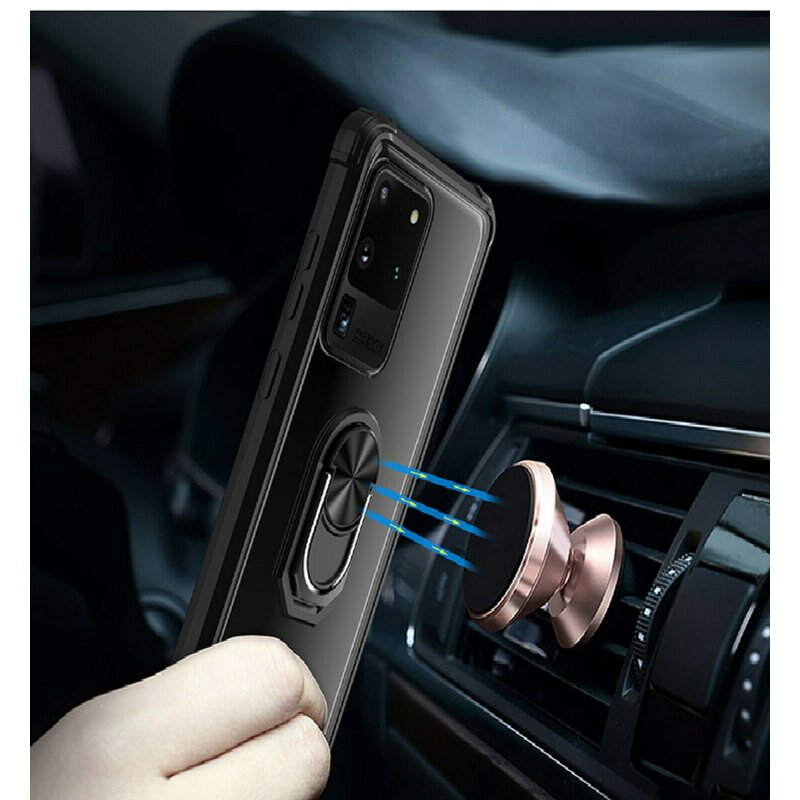 Ein Telefon in einer Hülle wird in der Nähe einer Autolüfterhalterung gehalten. Die Halterung ist bronzefarben und die Handyhülle ist schwarz.