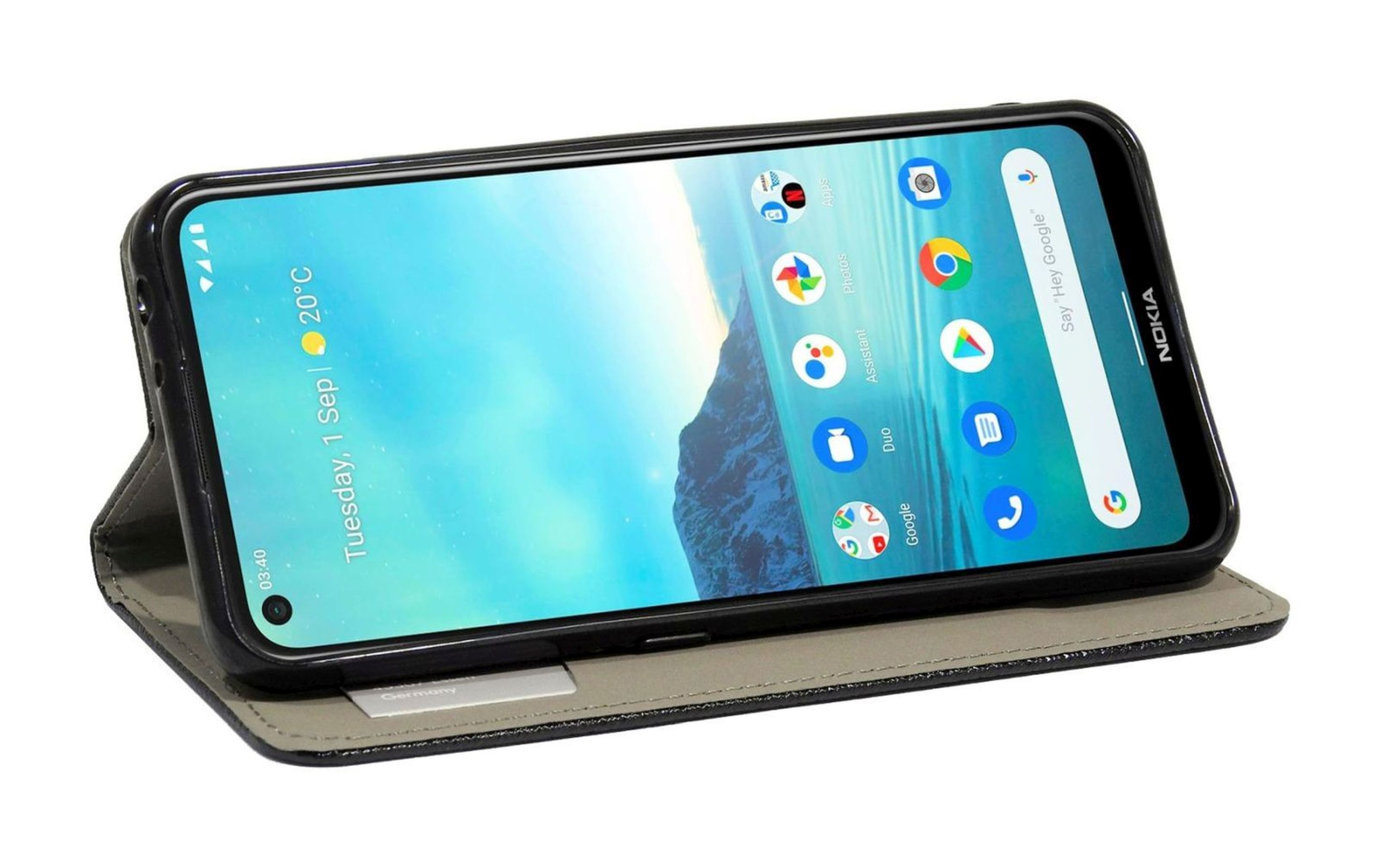 Nokia-Telefon in einer Hülle. Der Bildschirm zeigt Symbole und Uhrzeit. Die Hülle ist offen, auf weißem Hintergrund.