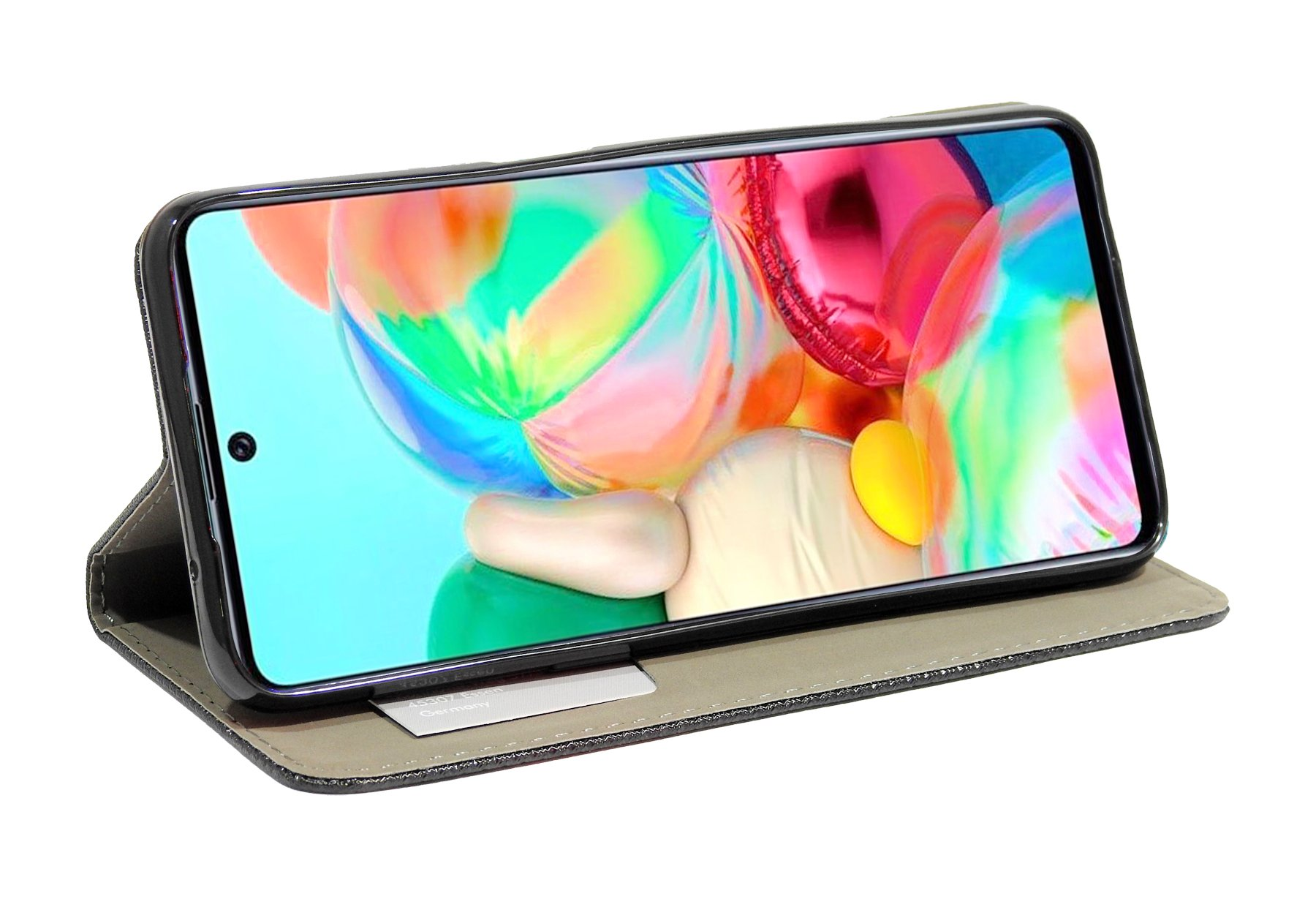 Telefon in einer Hülle im Buchstil mit farbenfroher, abstrakter Bildschirmanzeige.