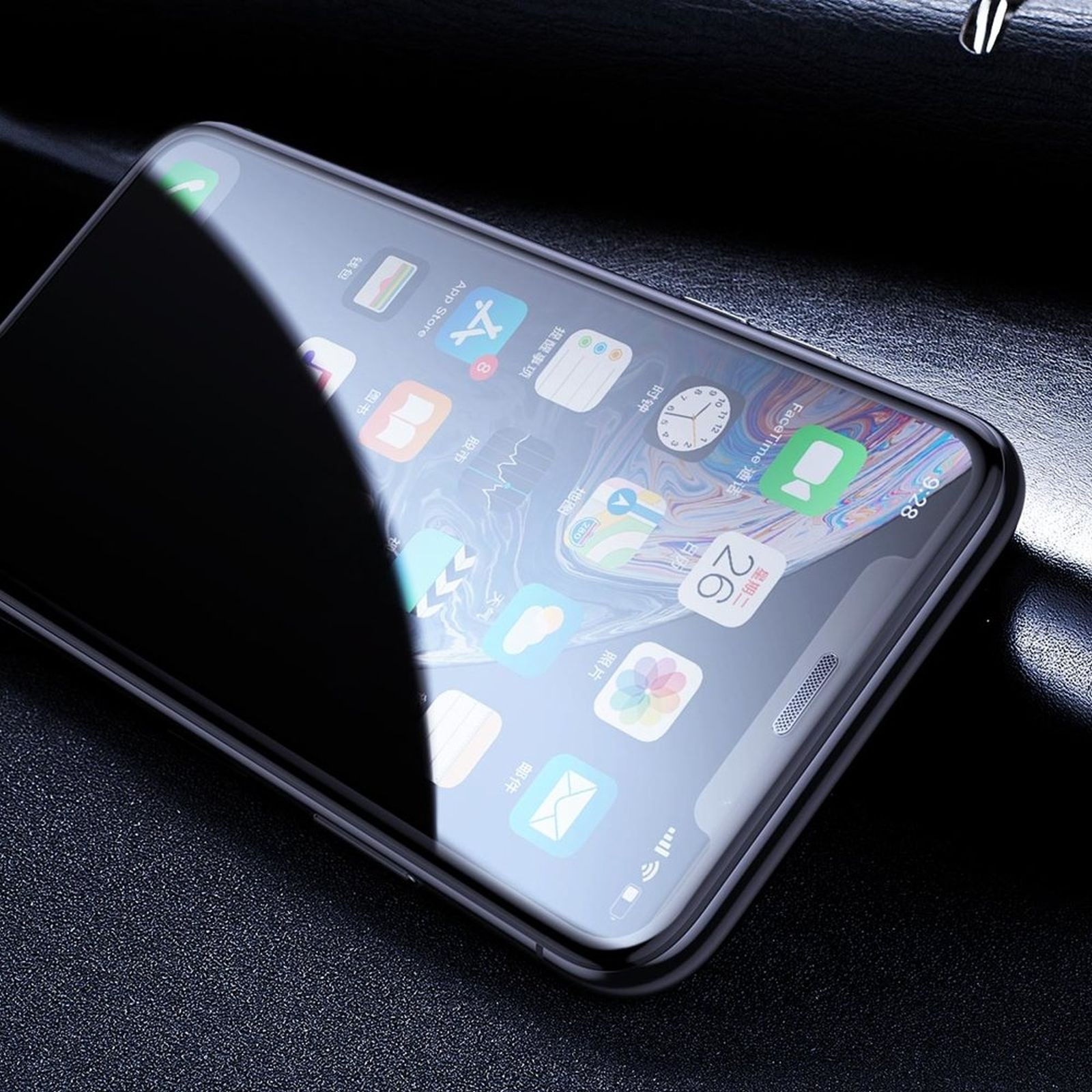 Nahaufnahme eines Smartphone-Bildschirms, der App-Symbole und Uhrzeit anzeigt, reflektiert Umgebungslicht.