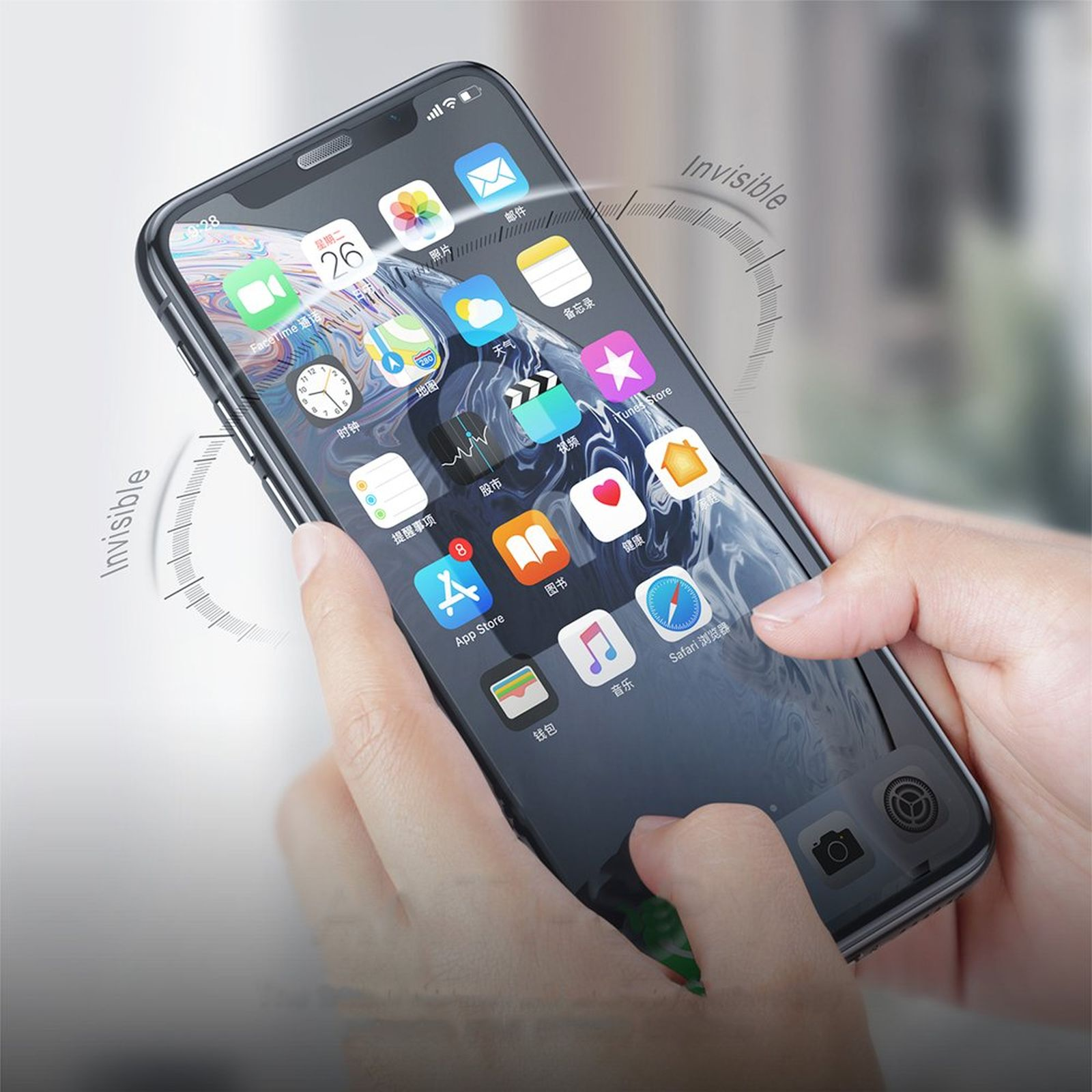 Eine Hand, die ein Smartphone mit verschiedenen App-Symbolen auf dem Bildschirm hält.