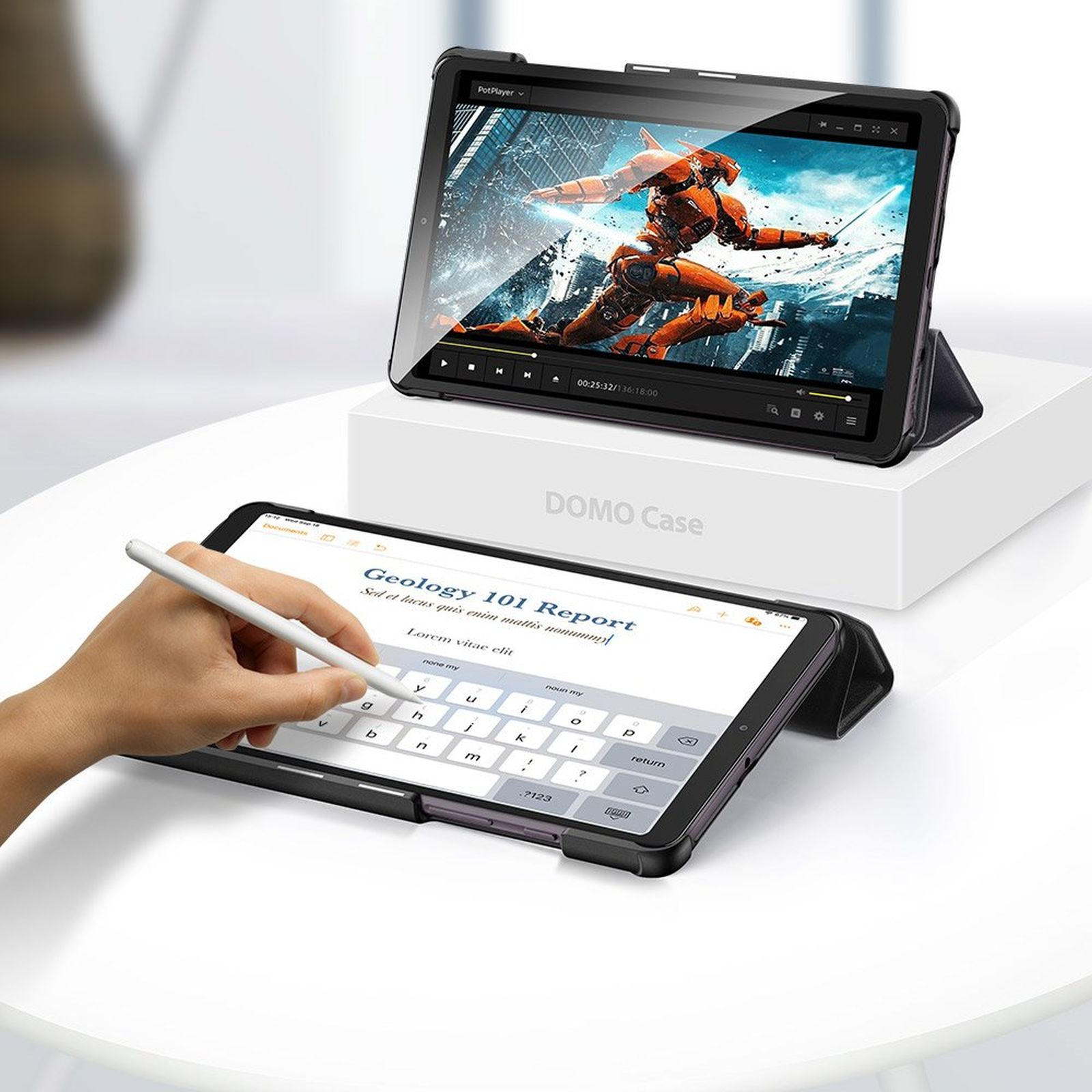 Tablets, eines mit Hülle und Stift, das andere zeigt einen Film und eine Tastatur.