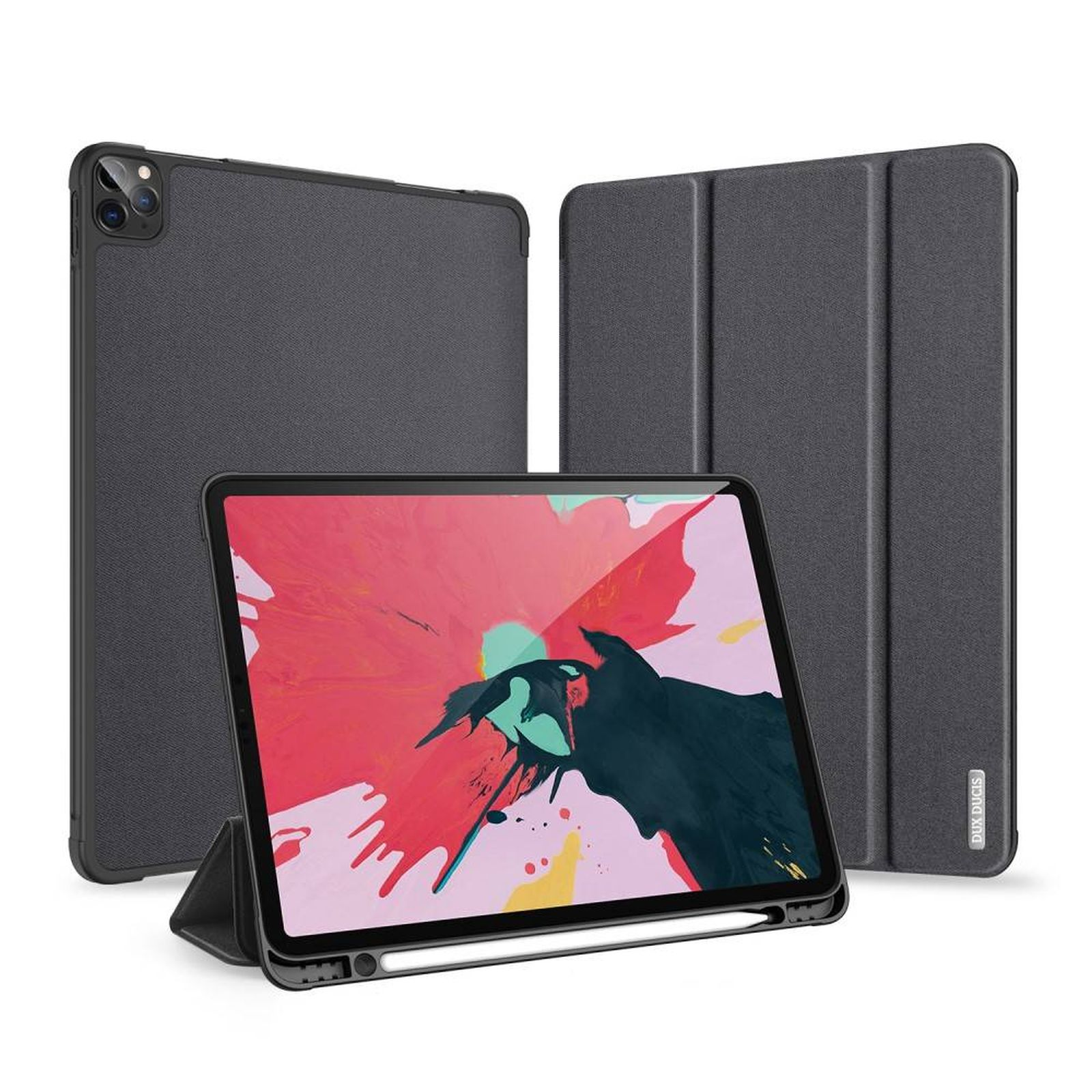 Ein iPad mit schwarzer Hülle, Stift und zwei Hüllen im Hintergrund.