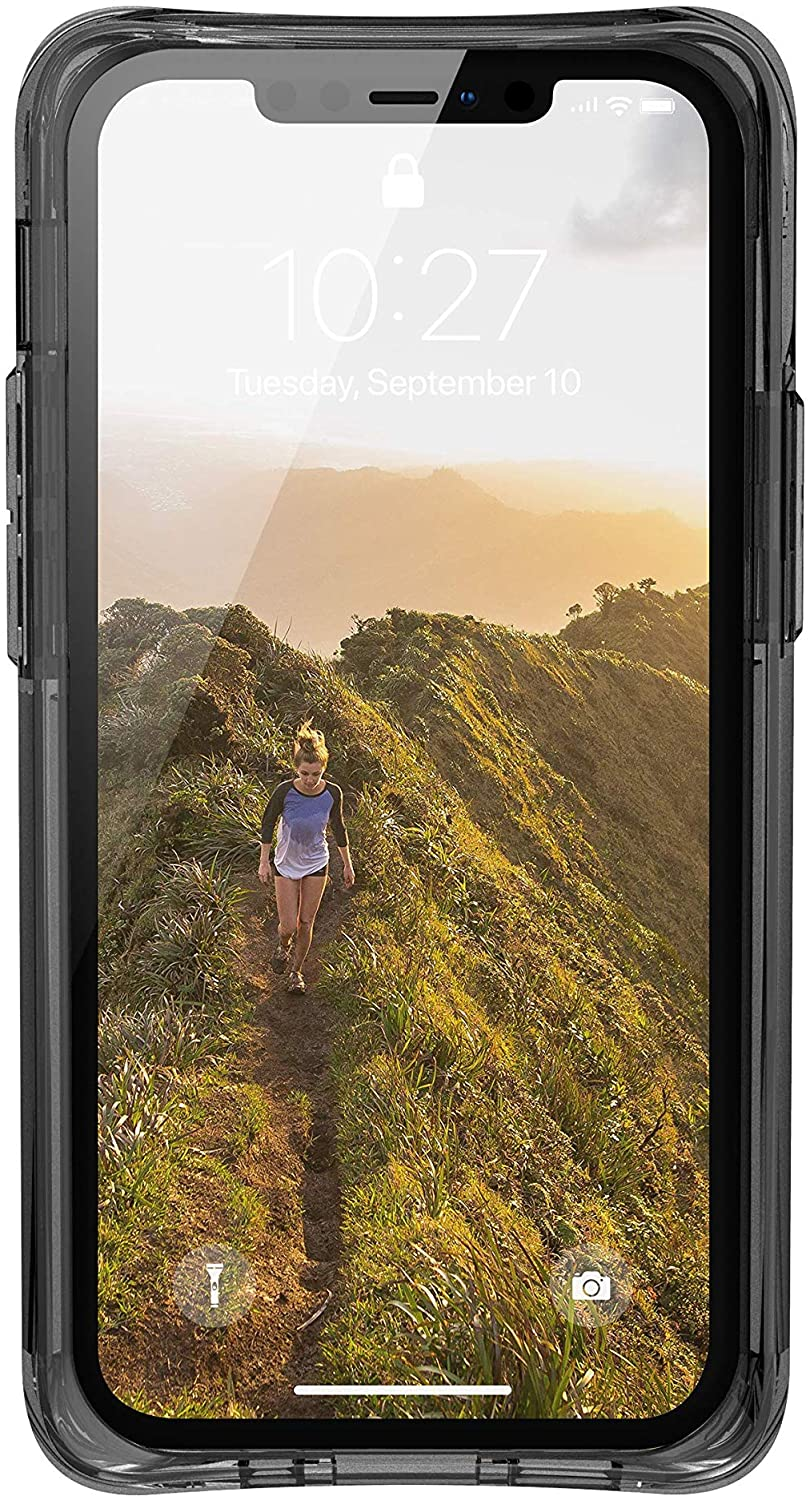 Smartphone in klarer Hülle, das einen Wanderweg mit einer Person auf einem Bergrücken zeigt.