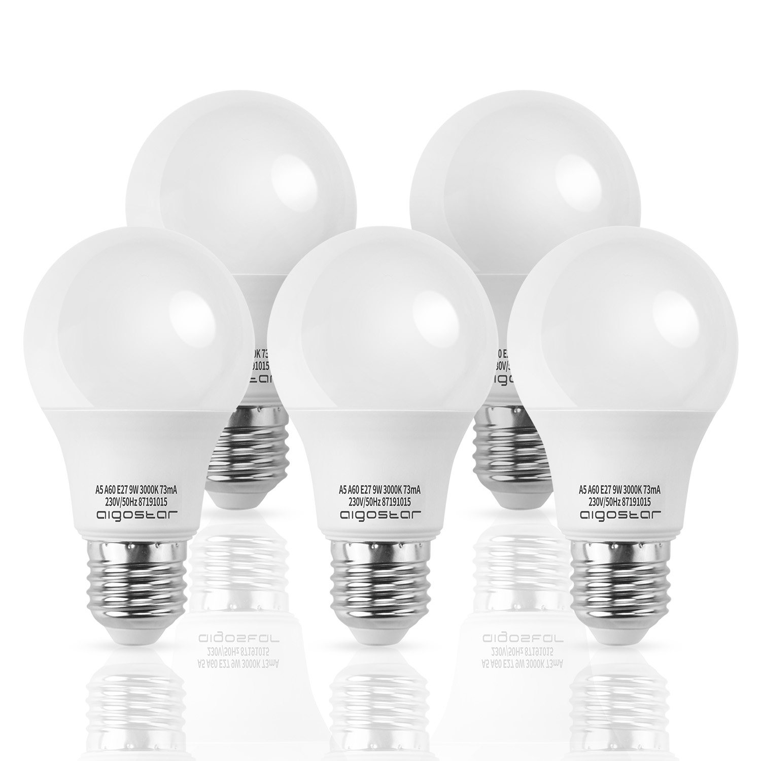 Cinque lampadine LED bianche con base E27, raggruppate e riflesse.