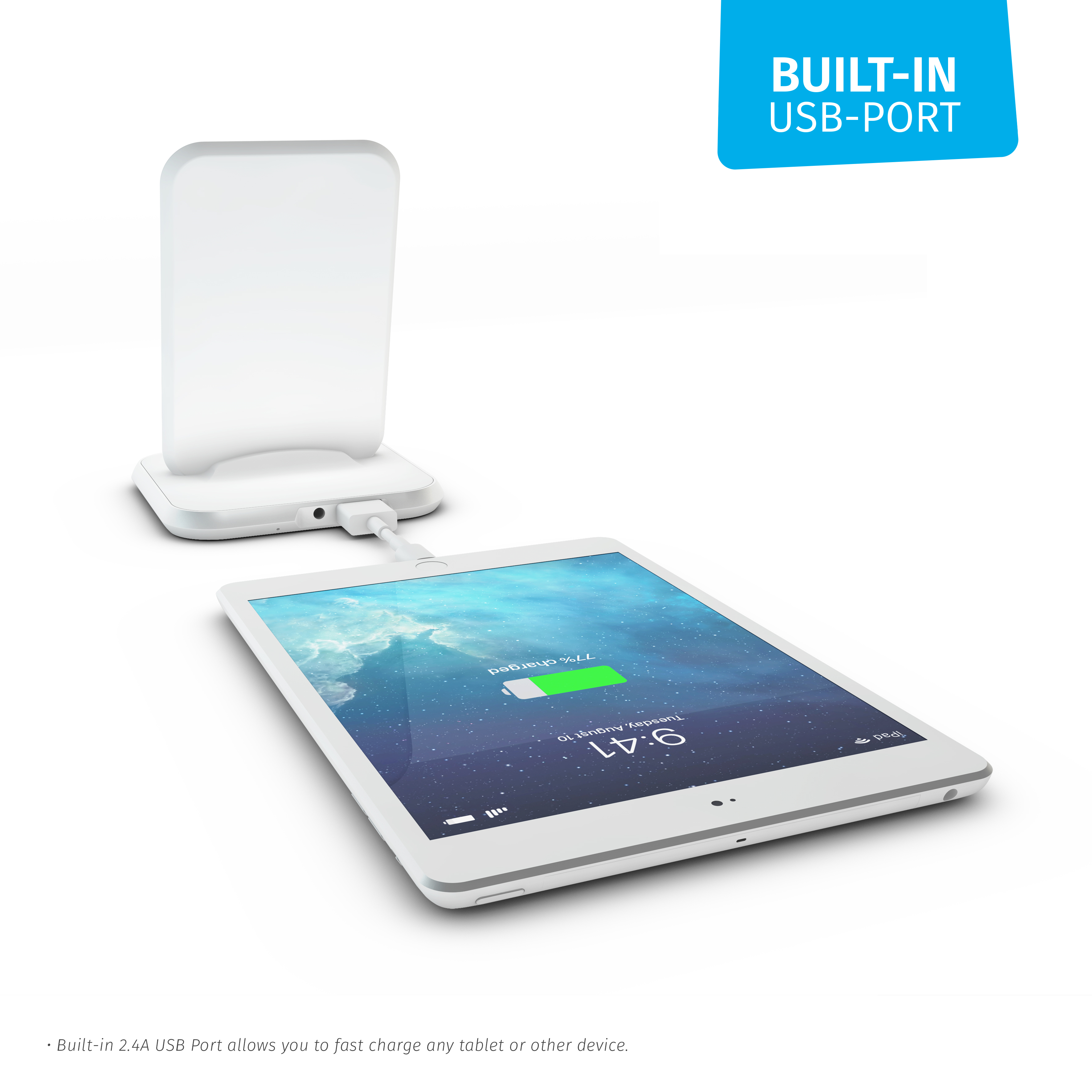 Weißer Ladeständer mit Tablet, verbunden durch ein Ladekabel. Ein blaues Etikett sagt 'Built-in USB-PORT'.
