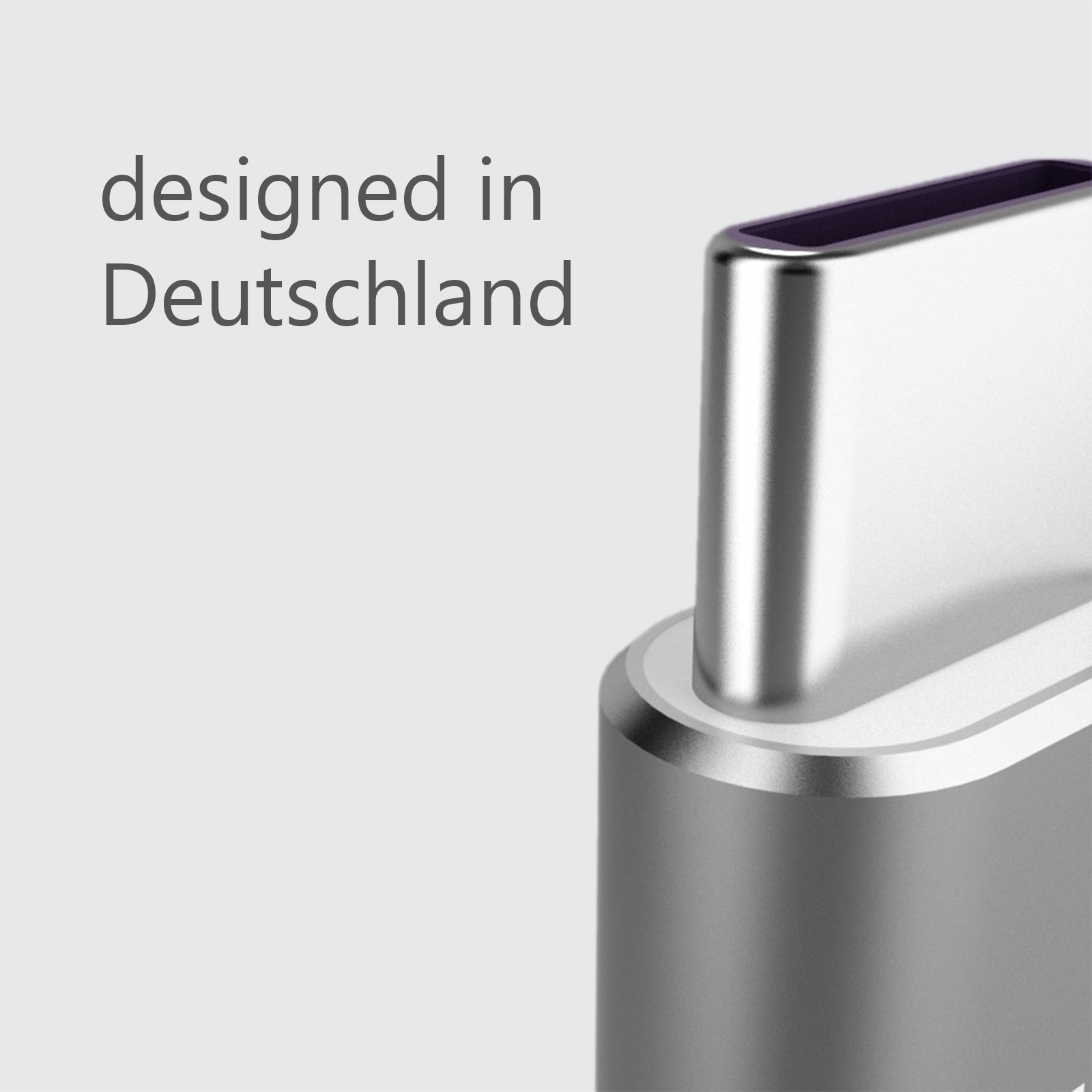 Nahaufnahme eines silbernen USB-C-Anschlusses, mit dem Text „designed in Germany“.