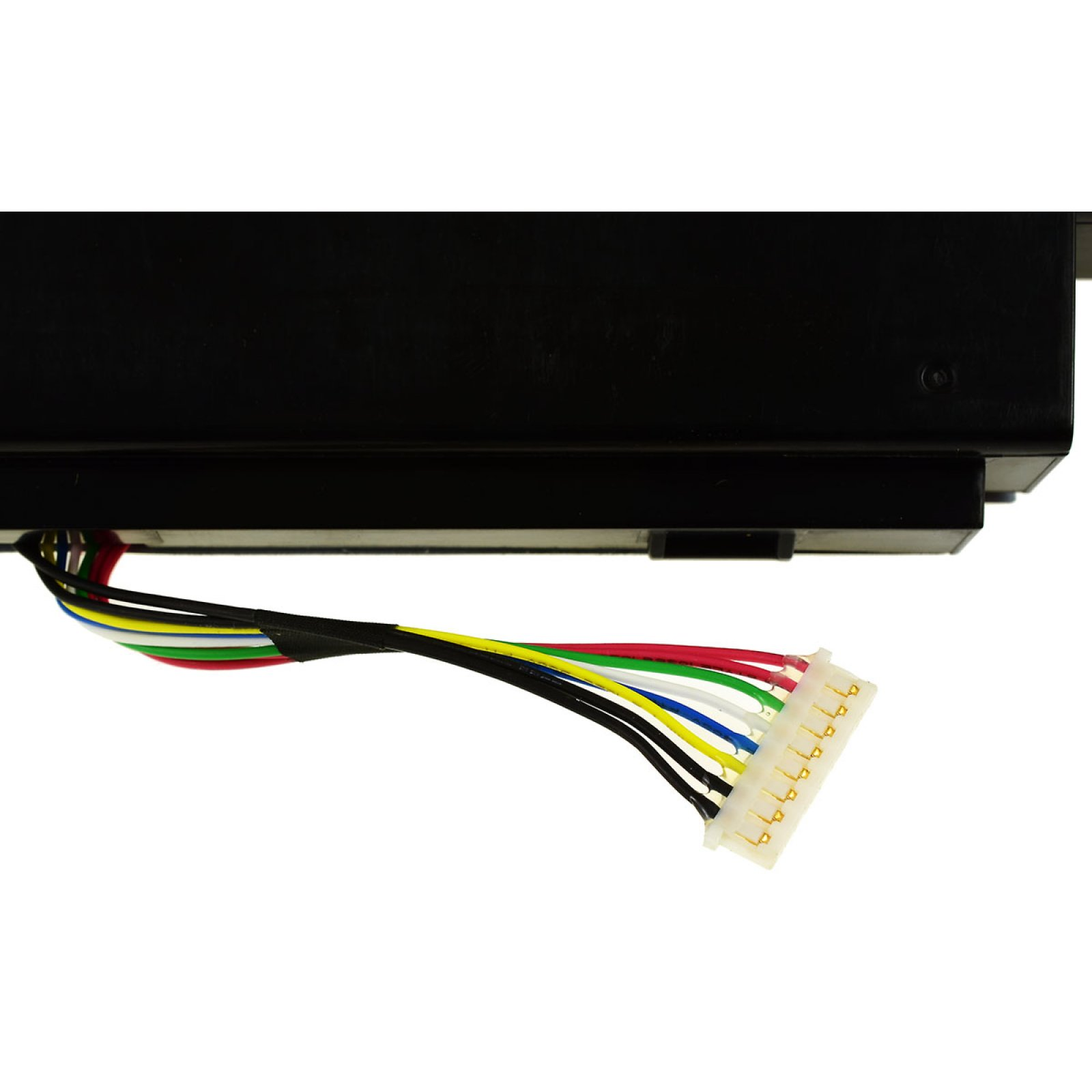 Componente electrónico negro con cables multicolores y un conector blanco sobre fondo blanco.