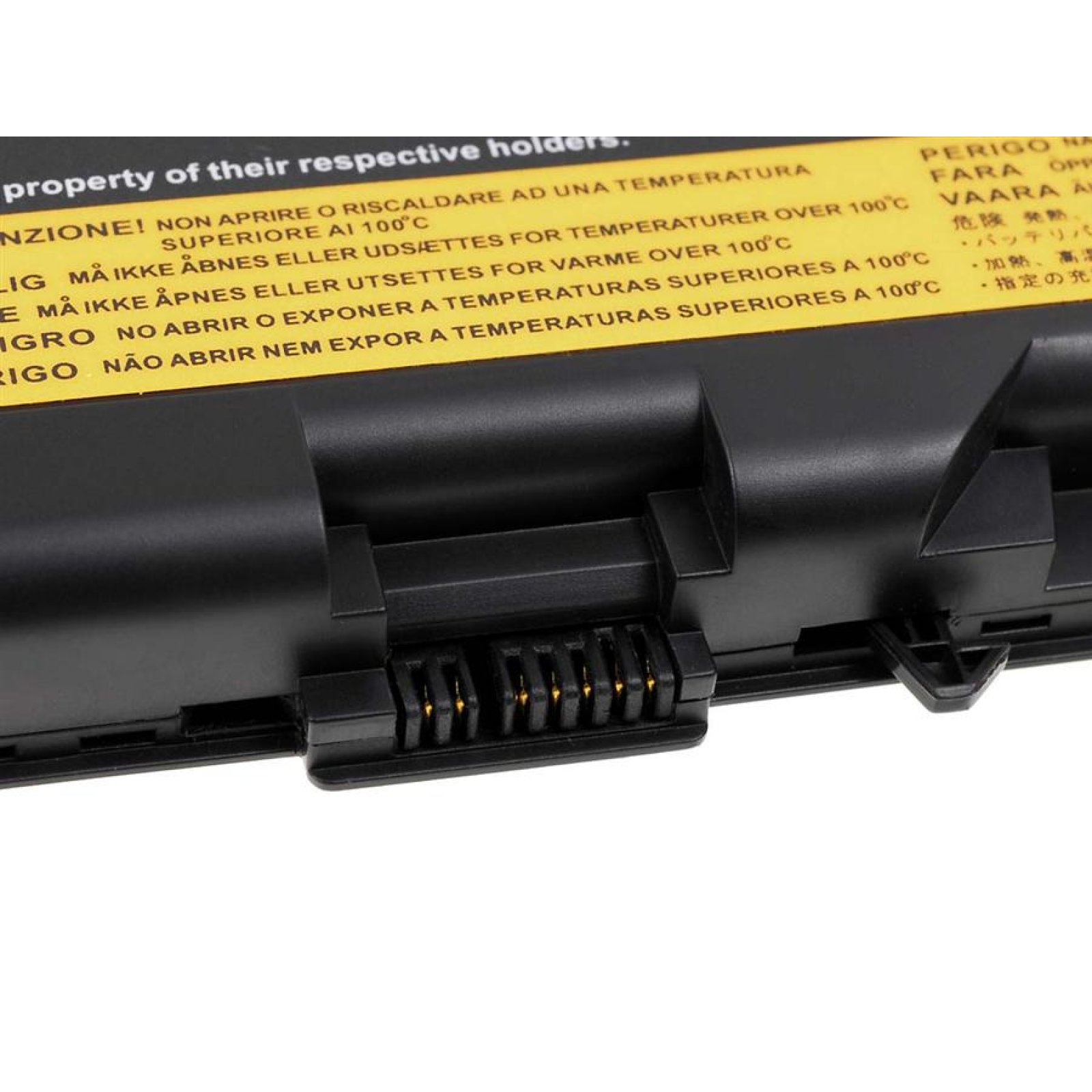 Primer plano de una batería de portátil con etiquetas de advertencia en varios idiomas. Predominan los colores negro y amarillo.