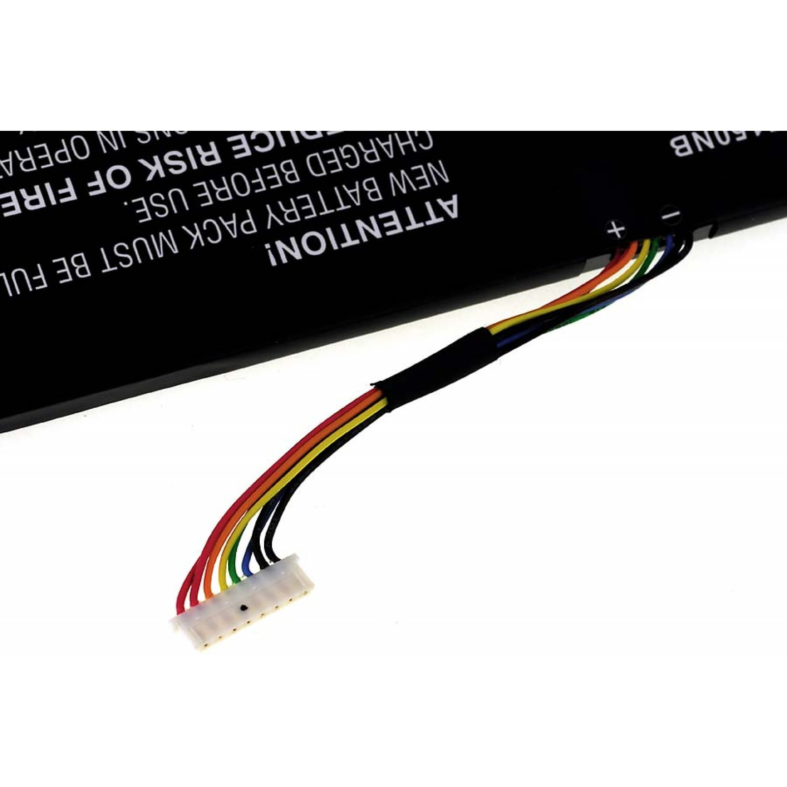 Primer plano de una batería de teléfono con cables de colores adjuntos y texto de advertencia sobre fuego y uso de batería nueva.