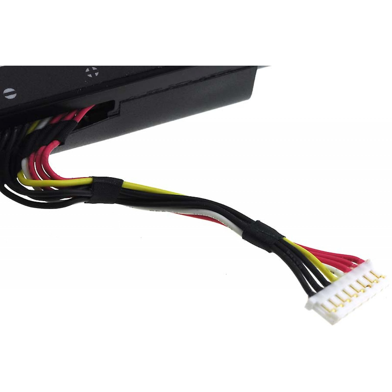Primer plano de cable y conectores negros con cables multicolores.