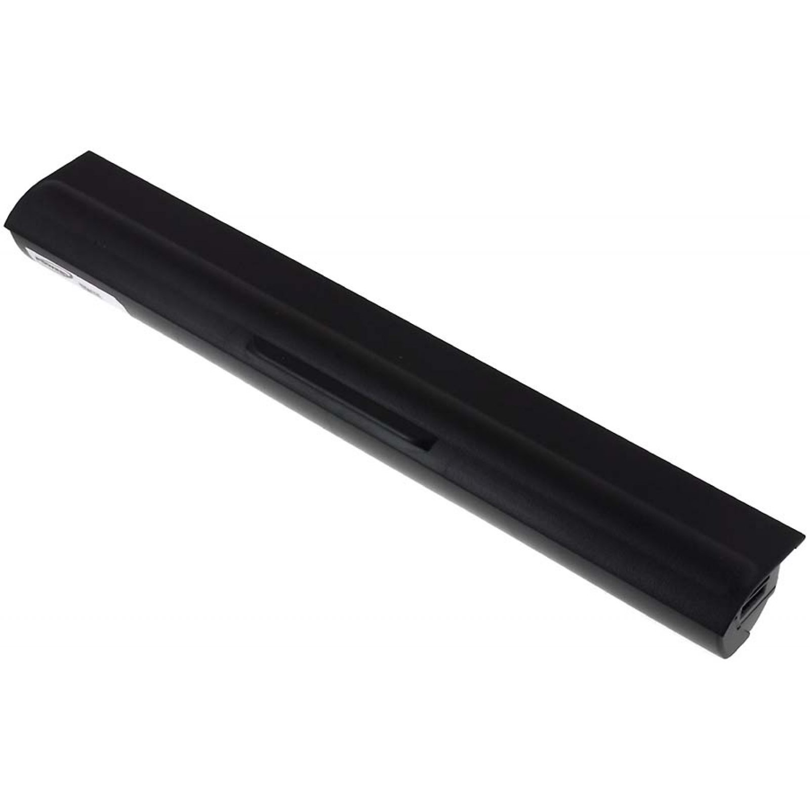 Una batería de portátil negra sobre una superficie blanca, vista desde una perspectiva ligeramente angular.
