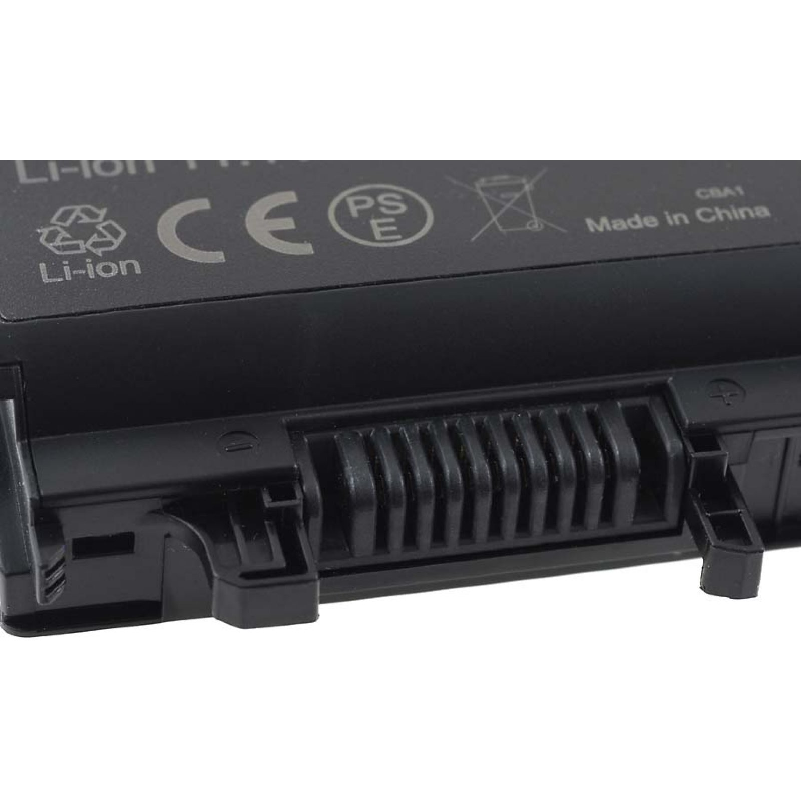 Un primer plano de una batería de portátil negra. La batería tiene marcas y un conector.