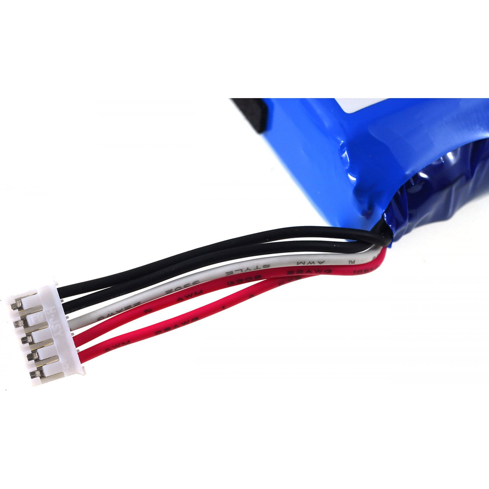 Nahaufnahme einer Batterie mit bunten Drähten, die mit einem weißen Stecker verbunden sind. Blaue Batterie.