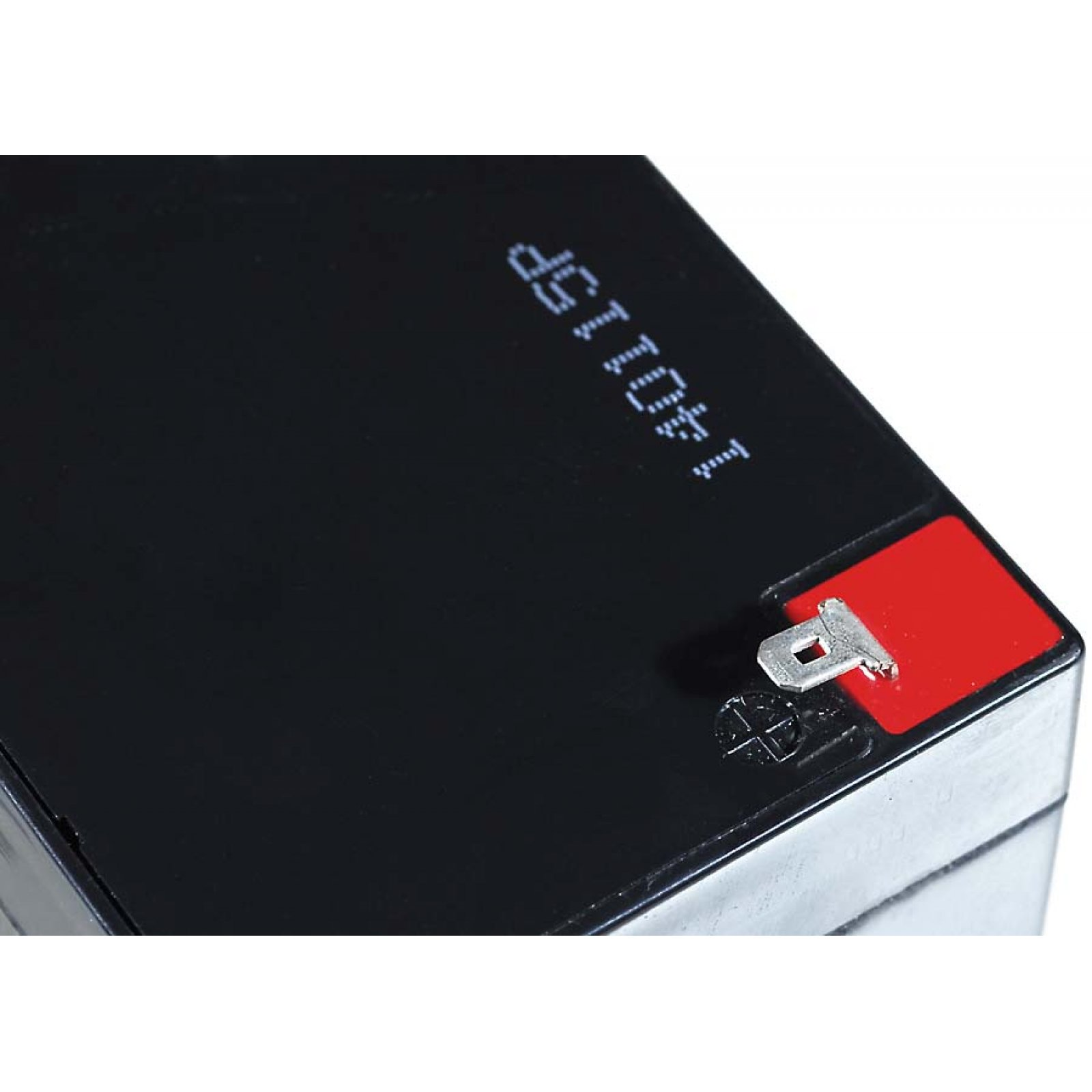 Batería rectangular negra con un cuadrado rojo y un conector metálico.