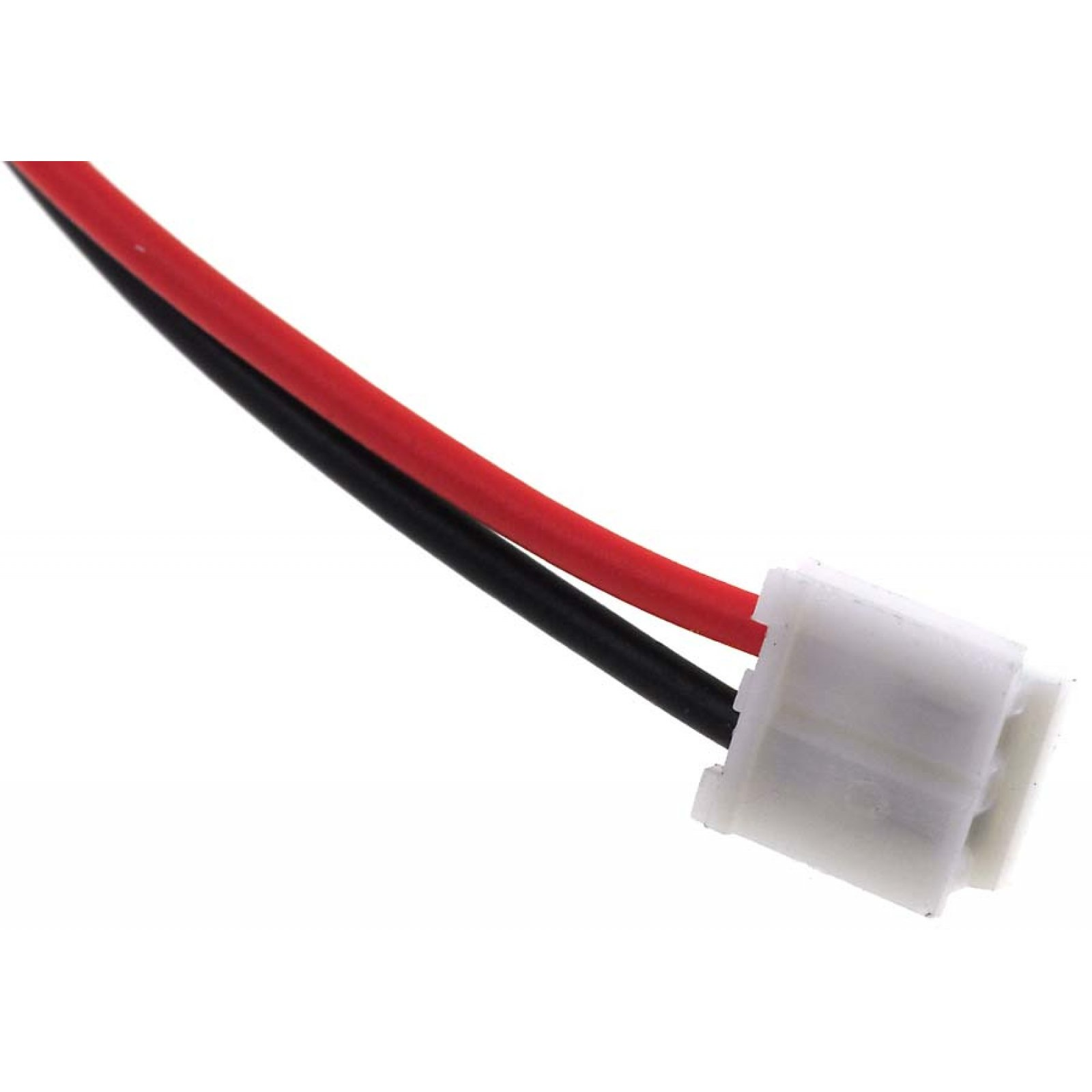Cables eléctricos rojo y negro con conector blanco. Primer plano.