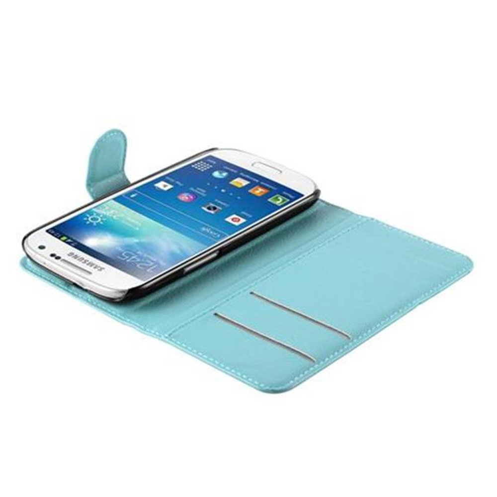 Telefono bianco in custodia blu. Il telefono mostra app e un orologio.