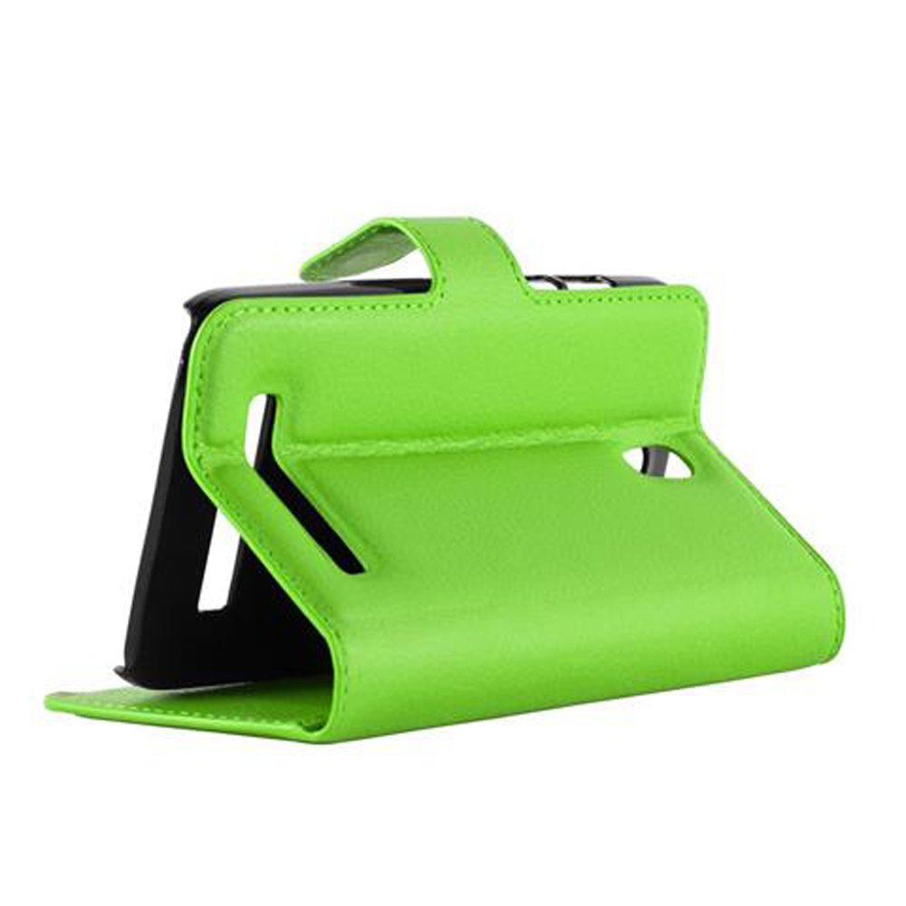 Grüne Tablet-Hülle mit schwarzem Tablet, schräge Ansicht auf weißem Grund.
