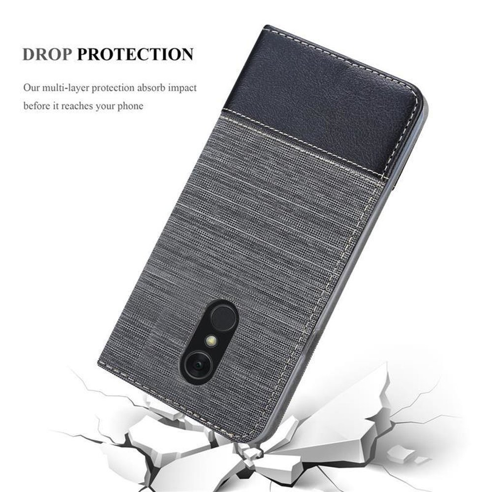 Una custodia per telefono con un design nero e grigio, inclinata su una superficie bianca con crepe.