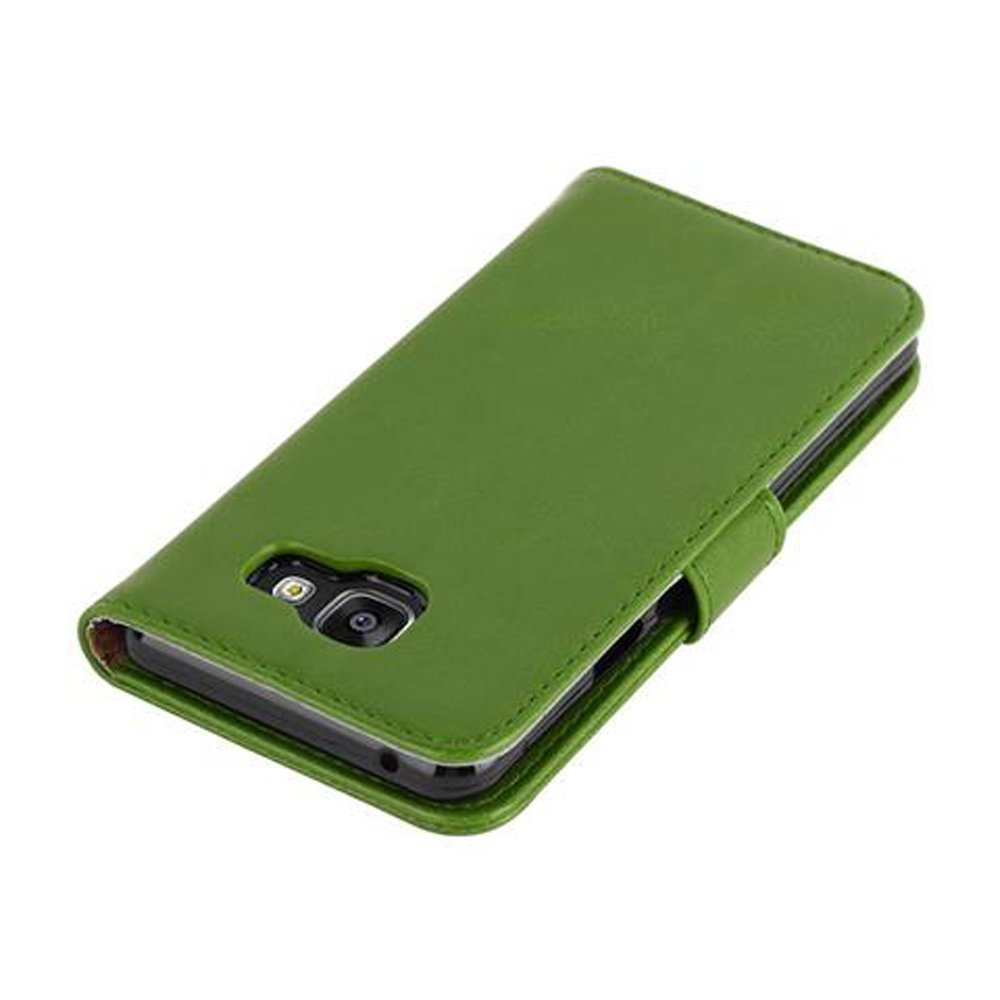 Una funda de teléfono de cuero verde está cerrada, con un agujero para la cámara visible. La funda está sobre una superficie blanca.