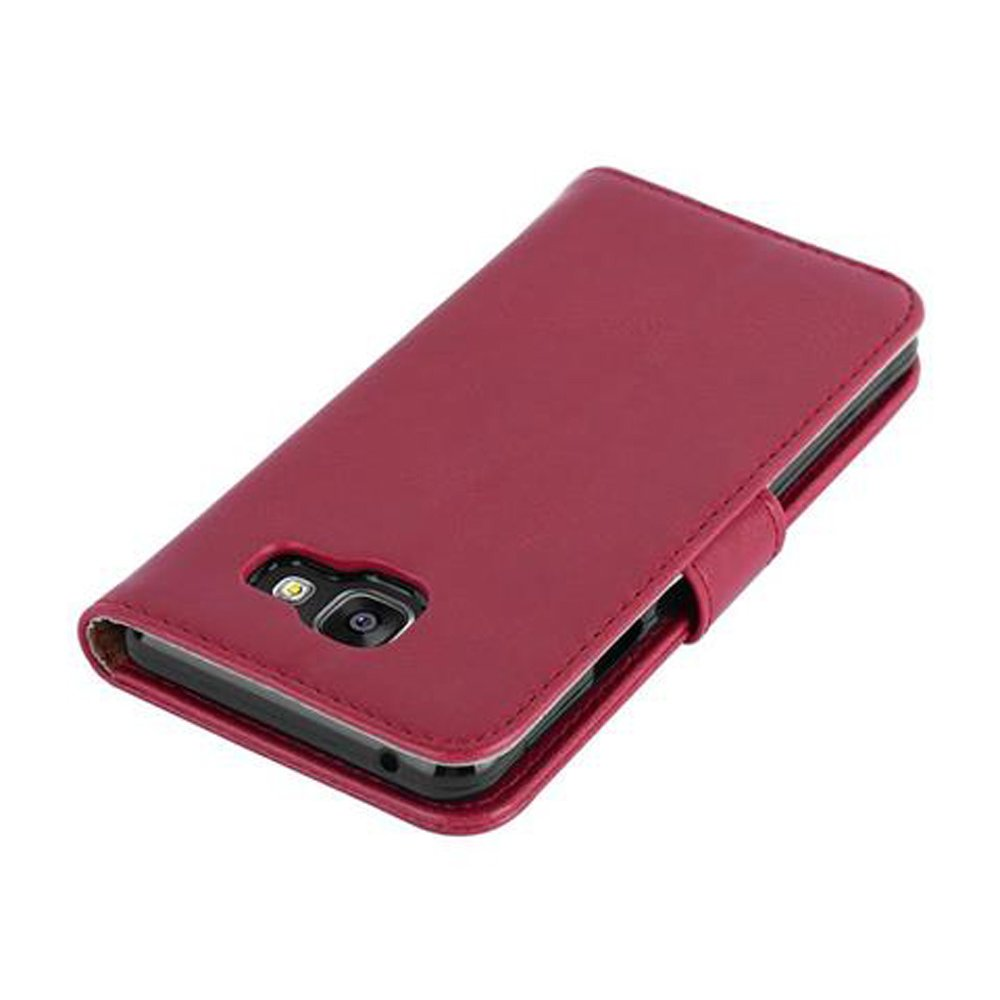 Funda de teléfono burdeos, cerrada. Teléfono visible dentro, con lente de cámara a la vista.