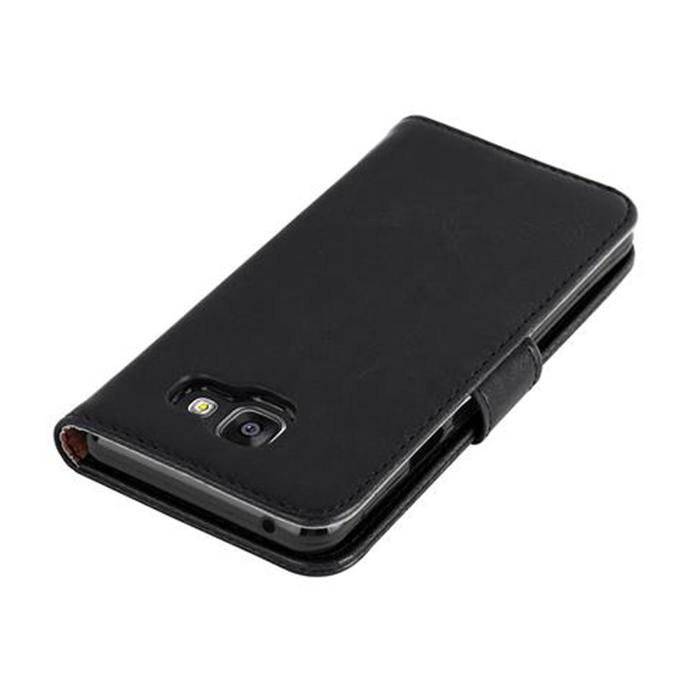 Funda de teléfono de cuero negro. El teléfono está dentro. La funda tiene cierre magnético.